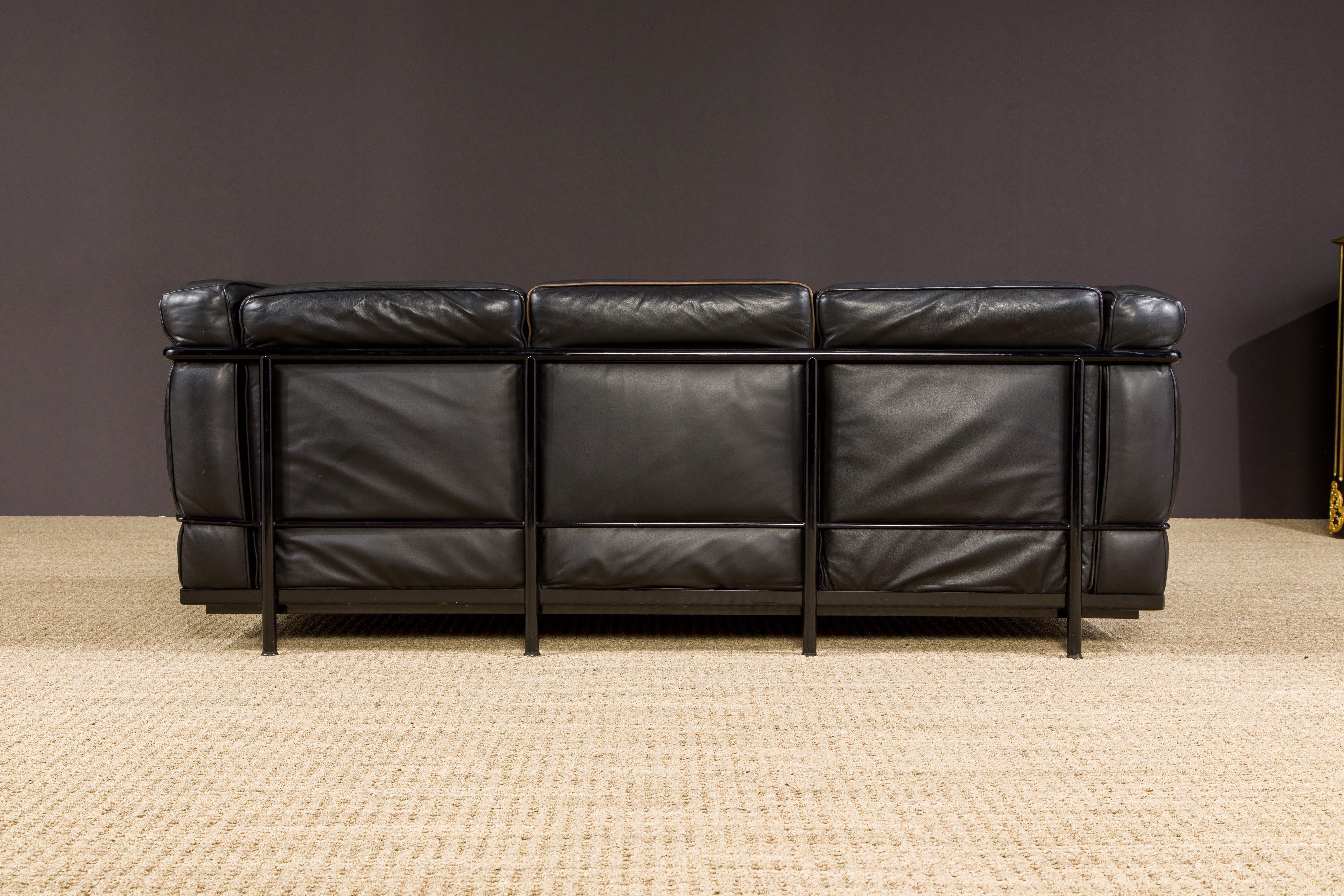 Frühes Jahr LC2 Dreisitzer-Sofa aus schwarzem Leder von Le Corbusier für Cassina, signiert im Angebot 9