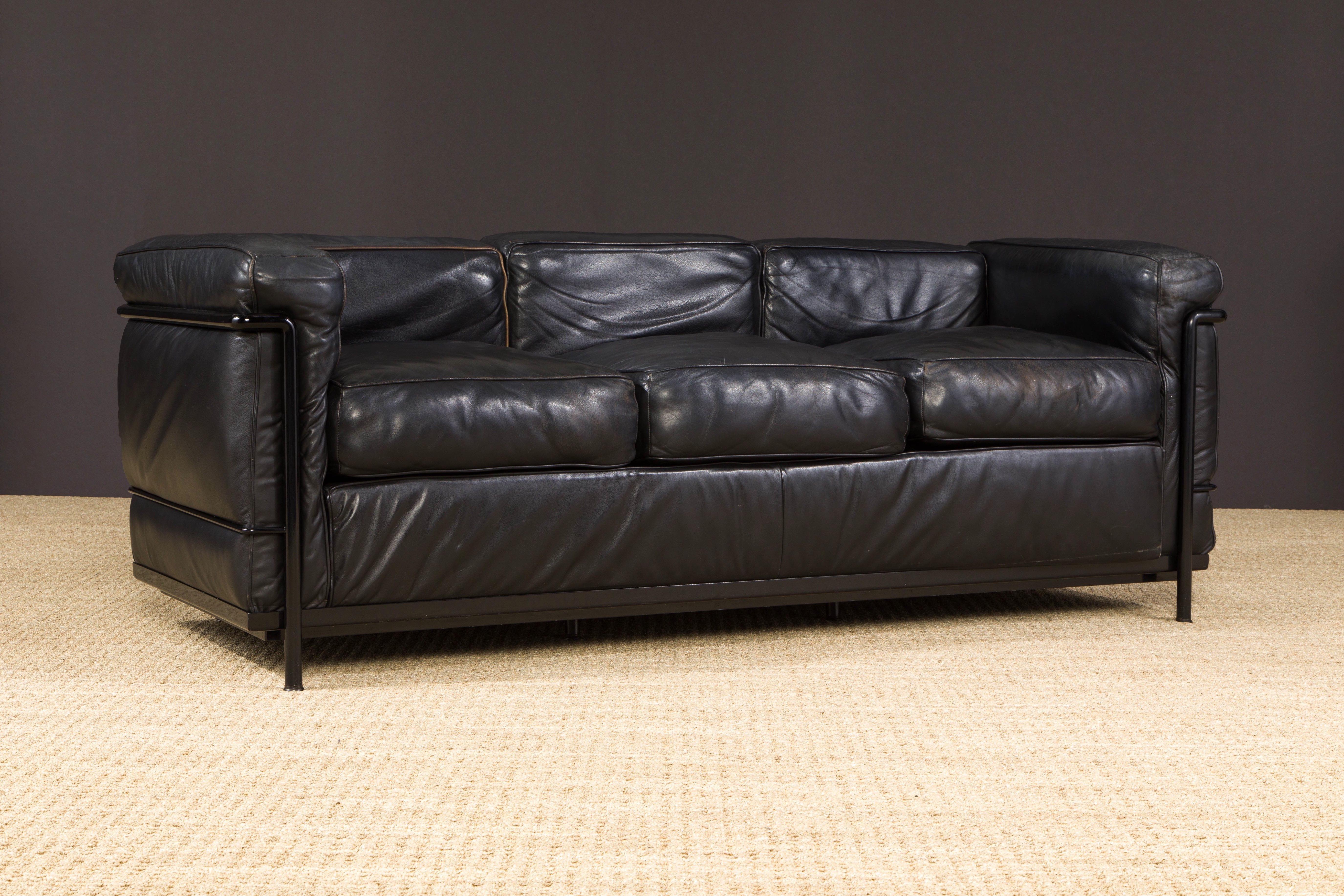 Ce canapé trois places incroyablement confortable de Le Corbusier pour Cassina 'LC2' (authentiquement signé et exemple de production d'une année antérieure avec un numéro de production peu élevé estampillé sur le cadre) en superbe cuir italien noir