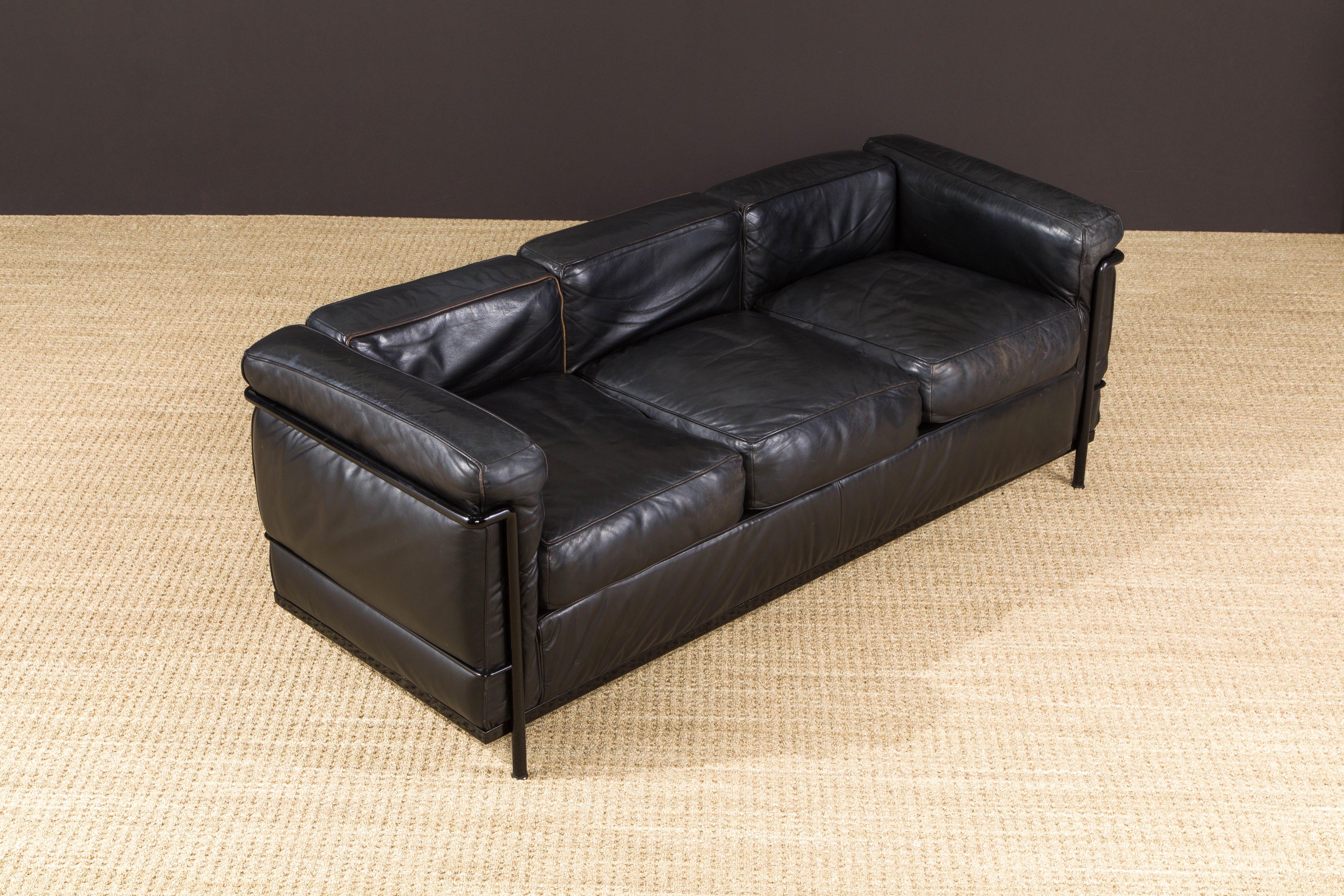 Frühes Jahr LC2 Dreisitzer-Sofa aus schwarzem Leder von Le Corbusier für Cassina, signiert (Bauhaus) im Angebot