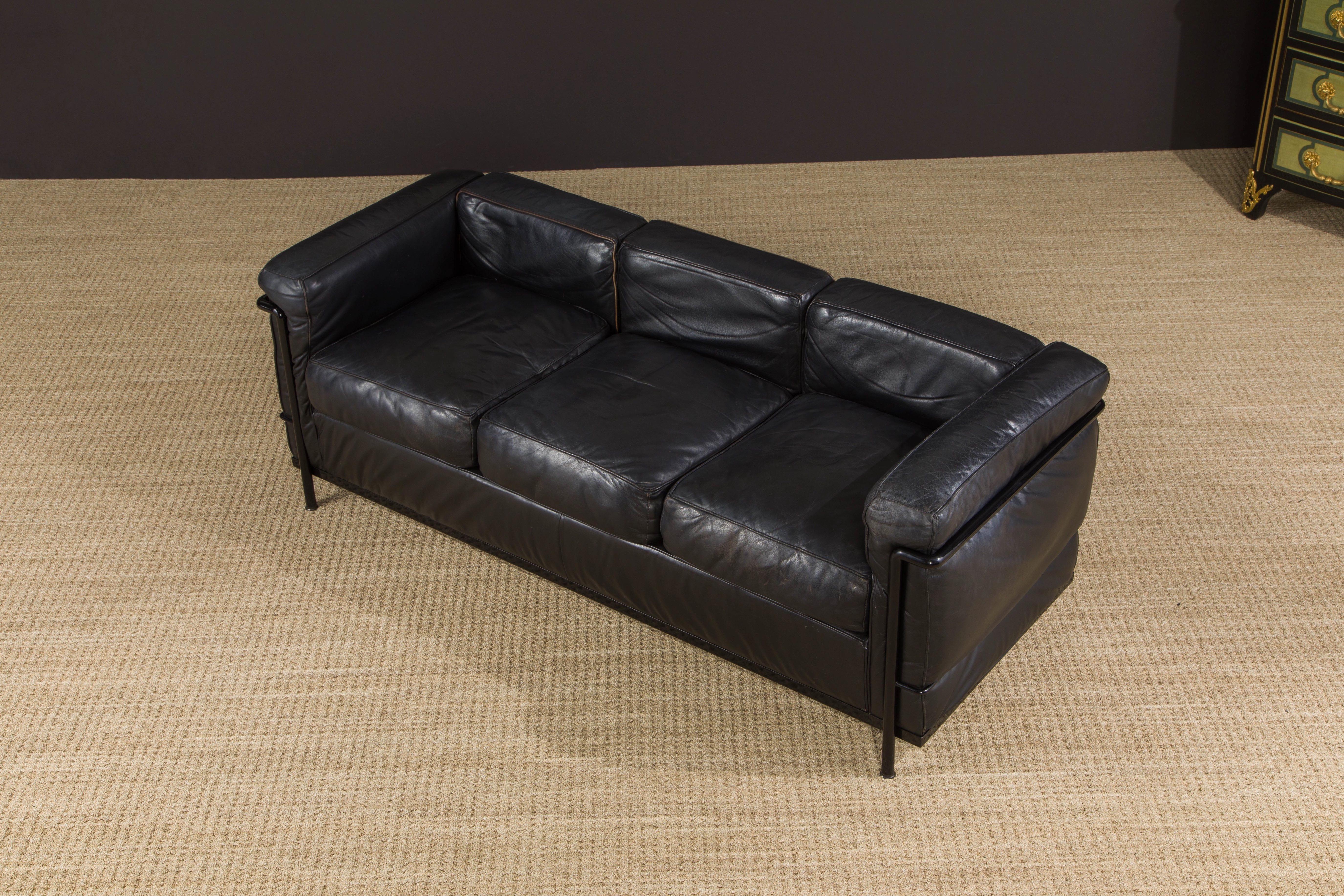 Frühes Jahr LC2 Dreisitzer-Sofa aus schwarzem Leder von Le Corbusier für Cassina, signiert (Italienisch) im Angebot