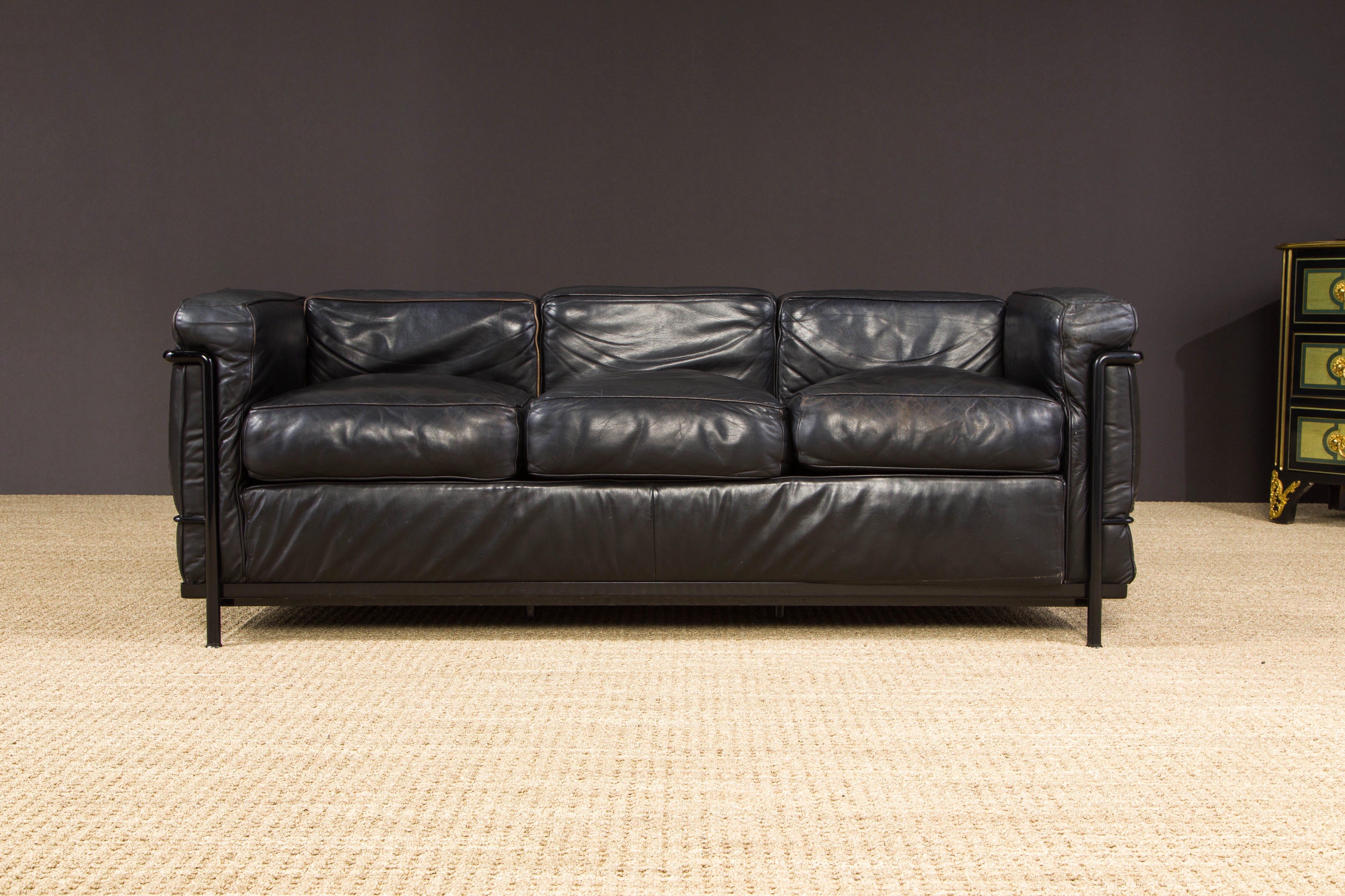 Frühes Jahr LC2 Dreisitzer-Sofa aus schwarzem Leder von Le Corbusier für Cassina, signiert im Zustand „Gut“ im Angebot in Los Angeles, CA