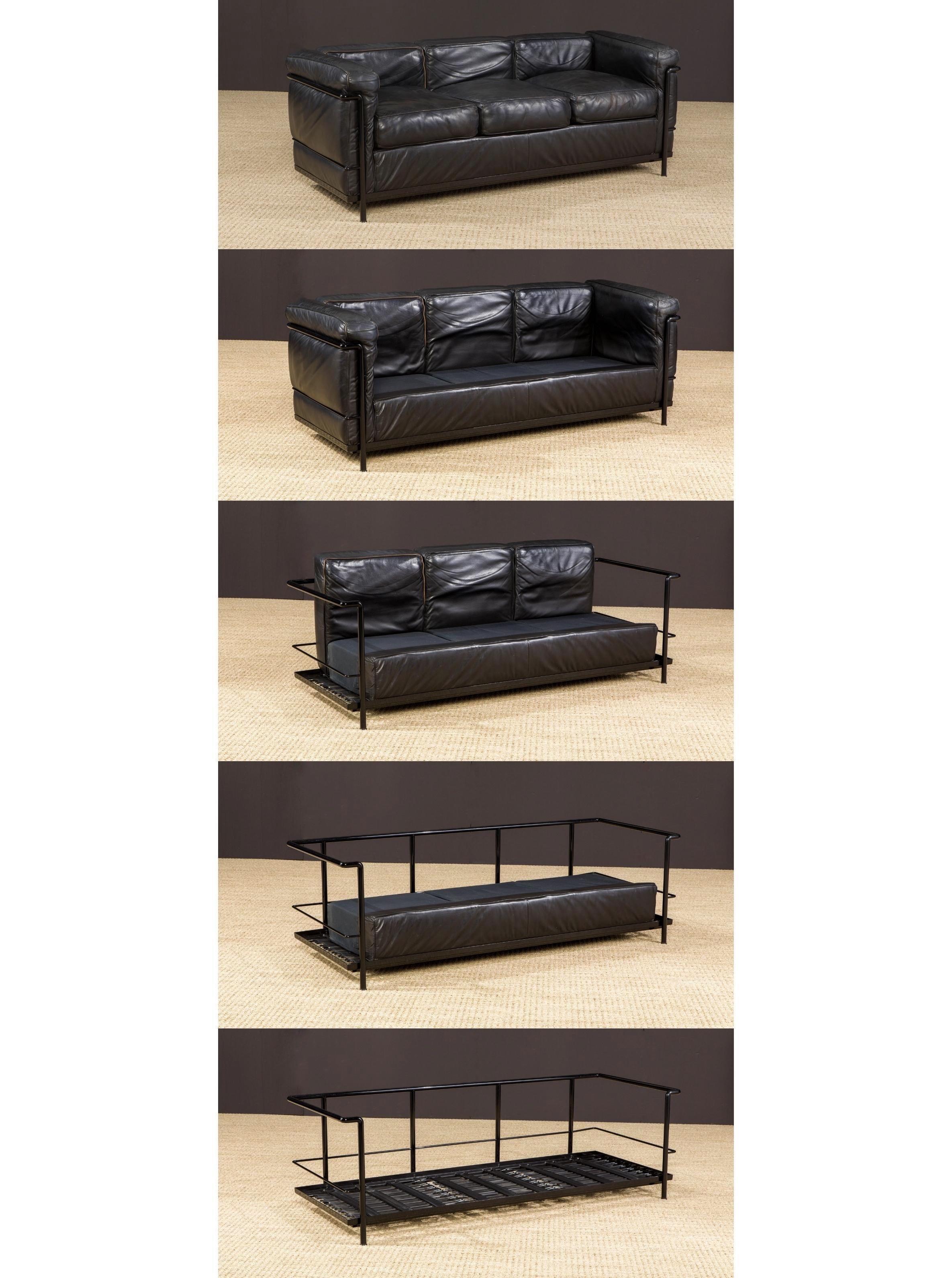 Frühes Jahr LC2 Dreisitzer-Sofa aus schwarzem Leder von Le Corbusier für Cassina, signiert (Stahl) im Angebot