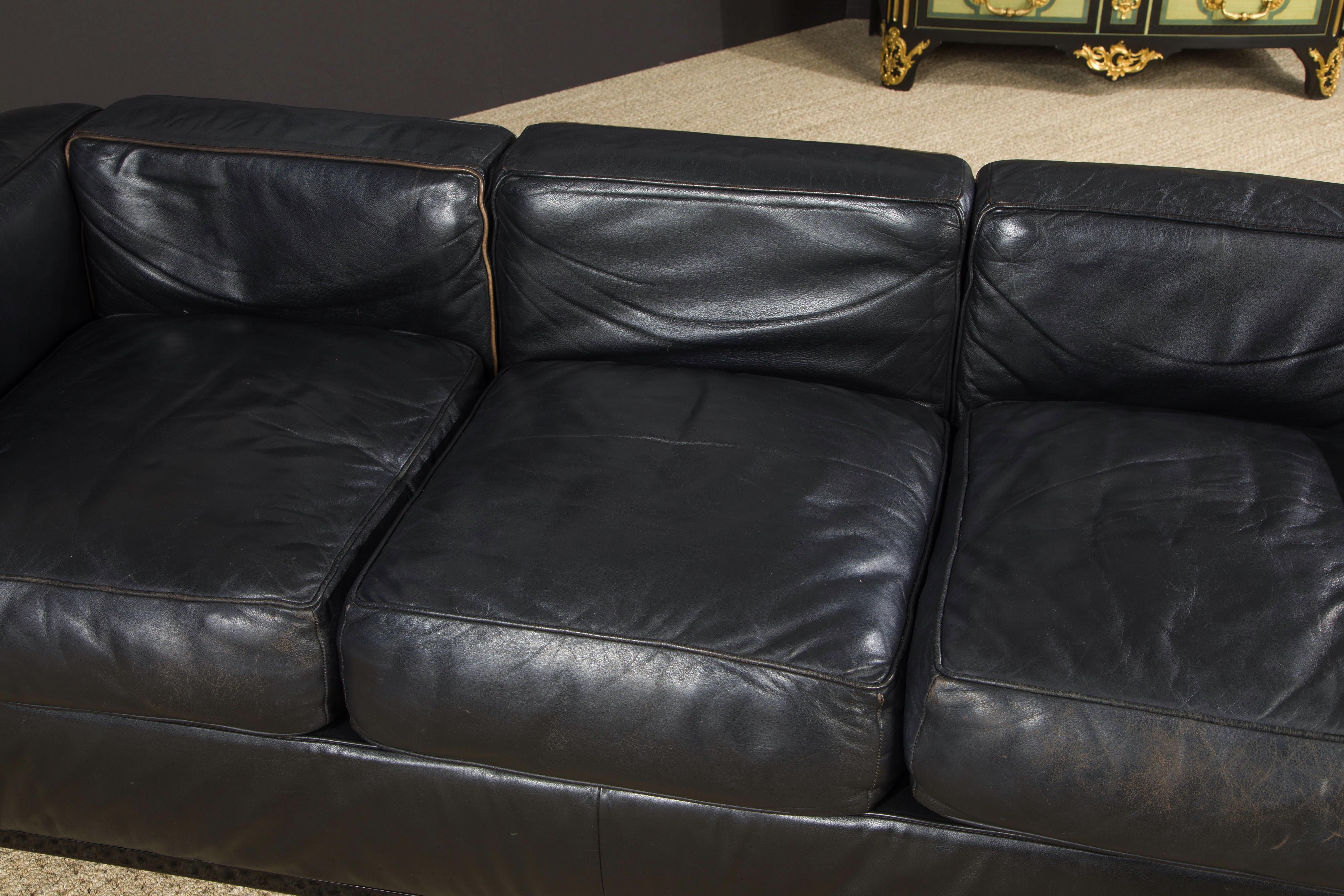 Début d'année LC2 Canapé trois places en cuir noir par Le Corbusier pour Cassina, signé Bon état - En vente à Los Angeles, CA