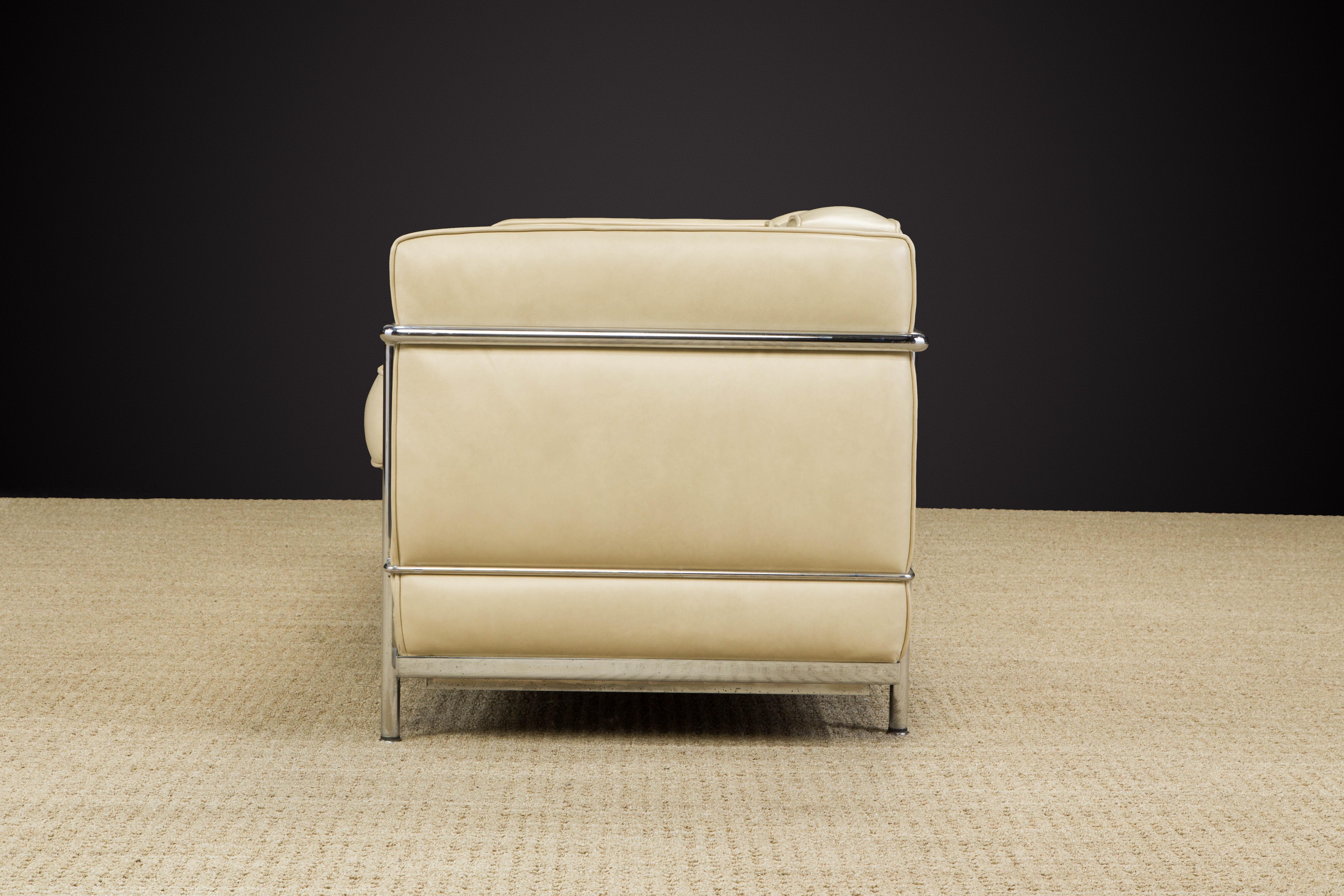 Canapé à trois places en cuir crème LC2 du début de l'année par Le Corbusier pour Cassina, signé 9
