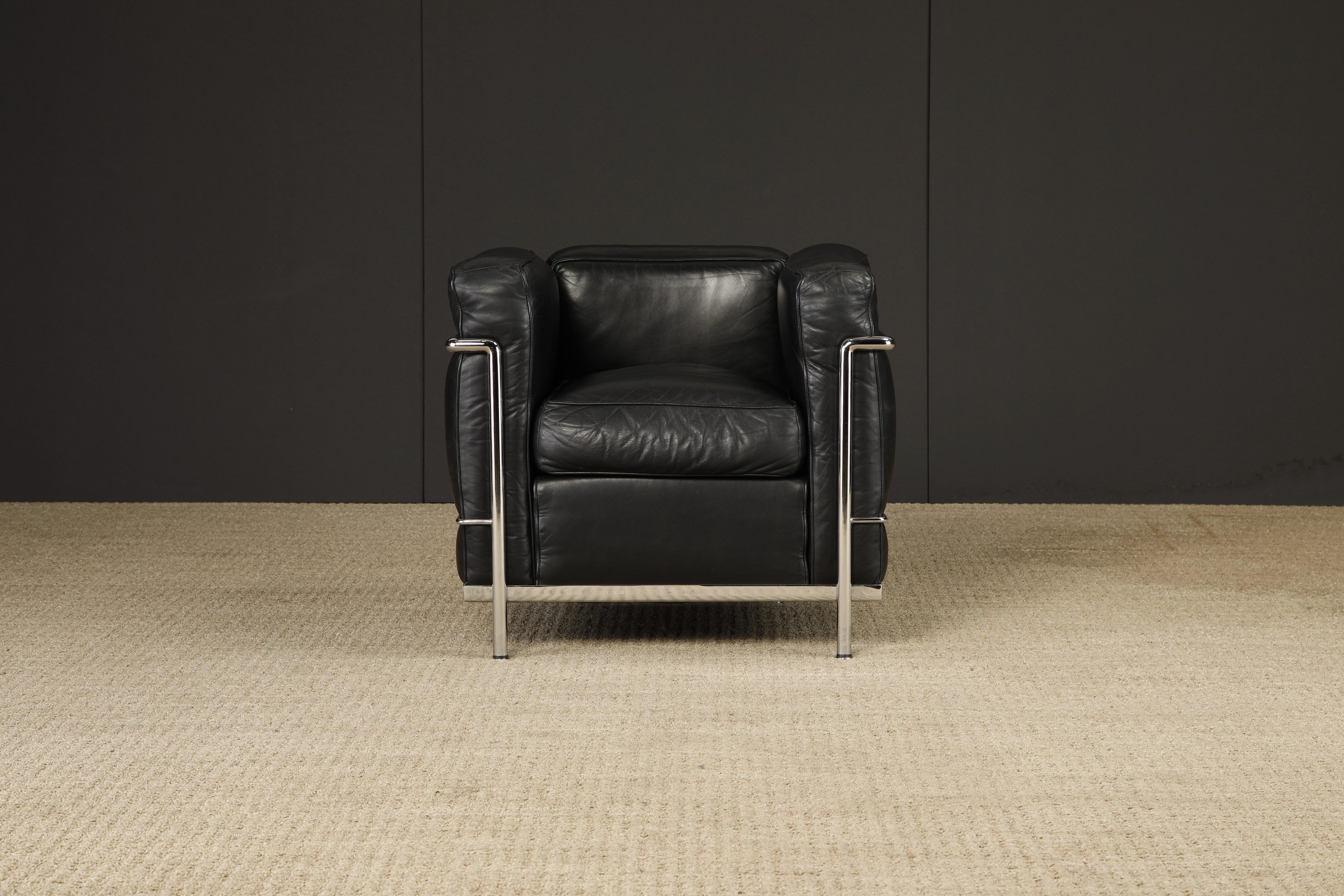 Questo comodissimo esemplare da collezione di inizio anno della sedia club 'LC2' di Le Corbusier per Cassina (esemplare autentico e firmato, vedi foto) in splendida e spessa pelle nera italiana è in splendide condizioni vintage con un'attraente