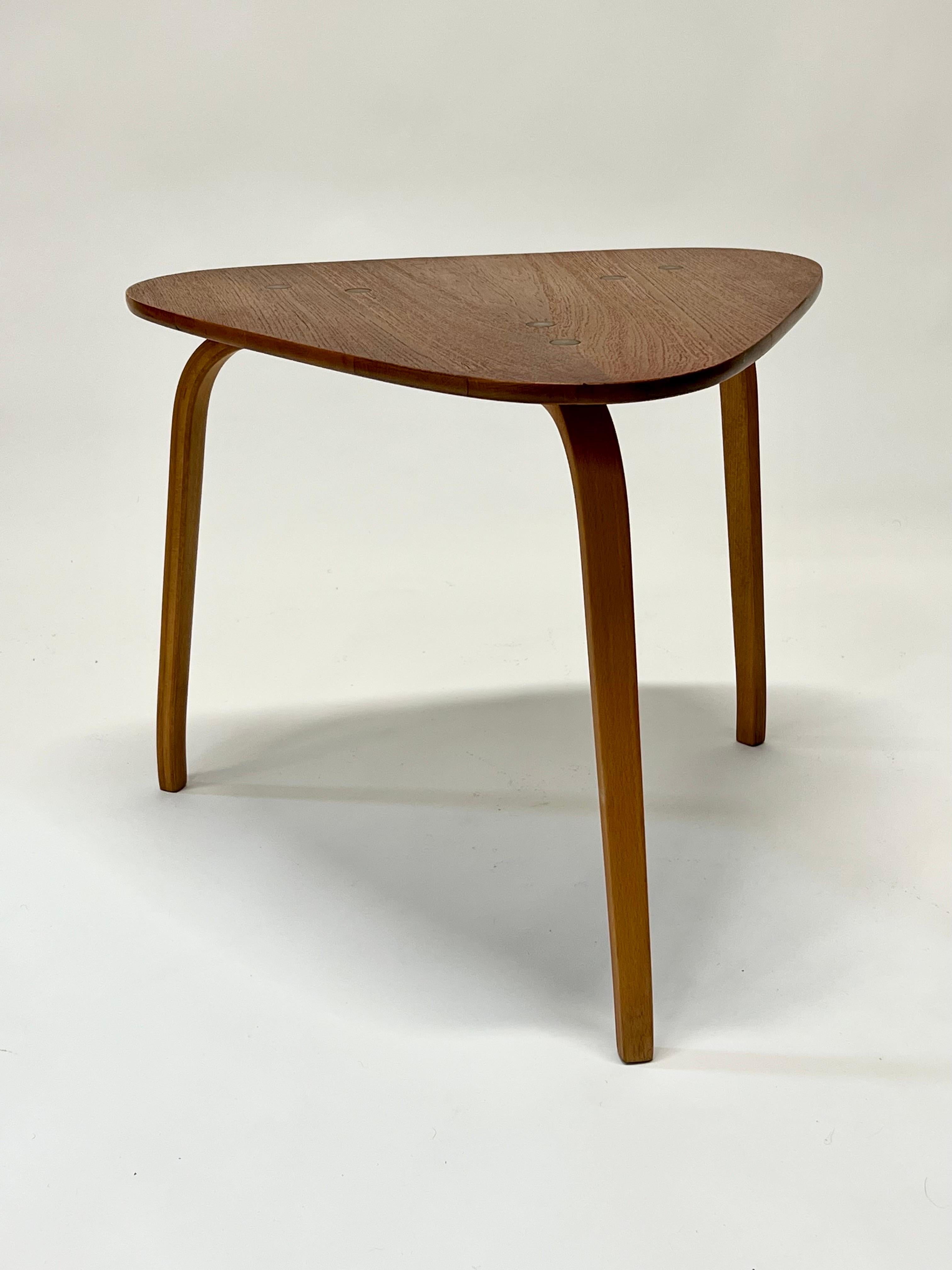 Magnifique table à médiators pour guitare, modèle ancien, conçu par Yngve Ekström pour Dux vers les années 1950, Suède. De magnifiques détails en laiton et un plateau flottant ne sont que quelques détails de conception très soignés de cette table. 