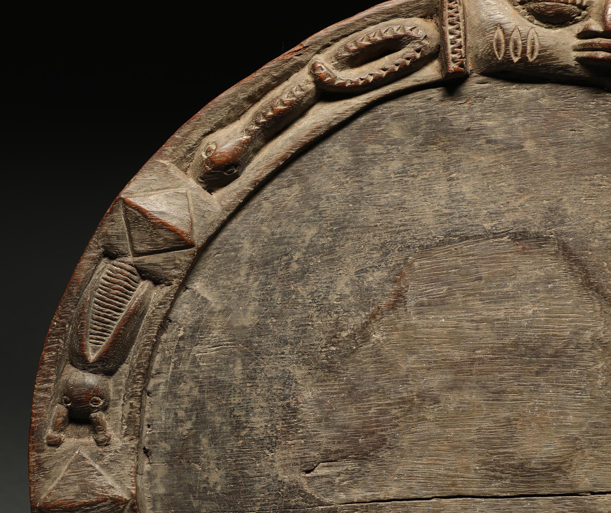 Frühes rundes Yoruba-Holz Divination-Karton Gesicht und Figuren, frühes 20. Jahrhundert im Zustand „Starke Gebrauchsspuren“ im Angebot in Point Richmond, CA