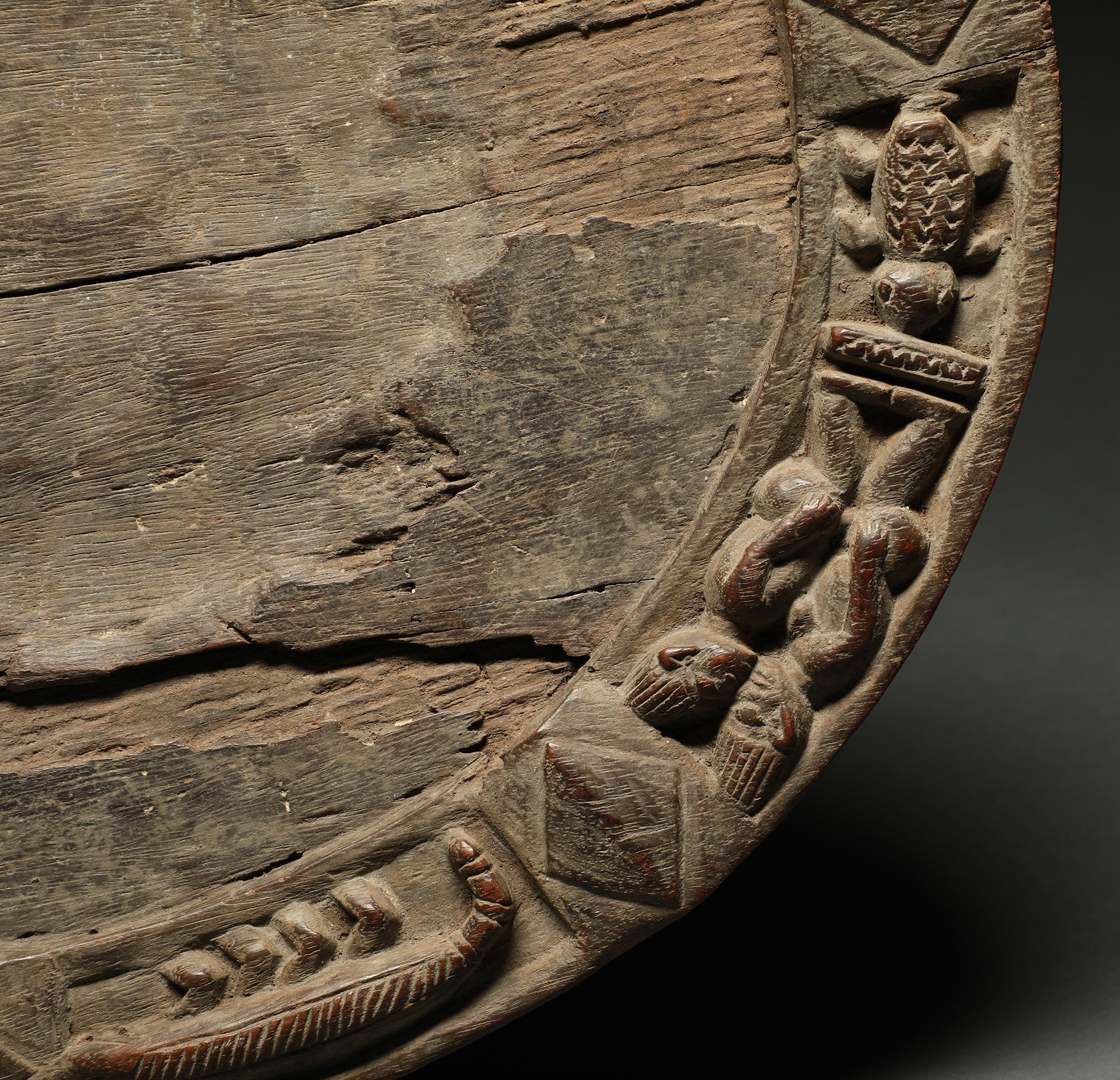 Early Yoruba Wood Circular Divination Board Face & Figures, Early 20th C round In Distressed Condition For Sale In Point Richmond, CA