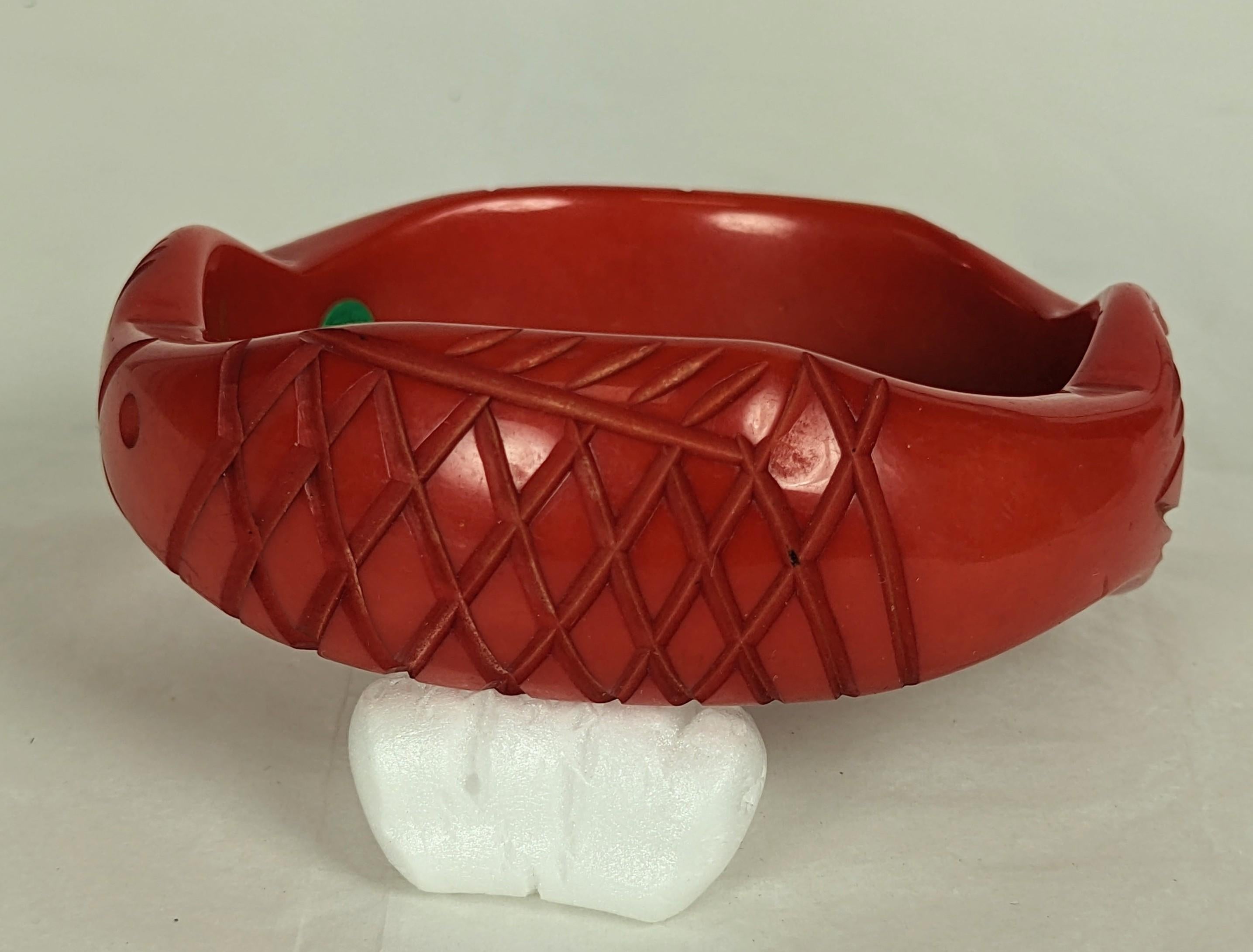 Brazalete antiguo de baquelita con forma de pez Yves Saint Laurent Art Decó en venta