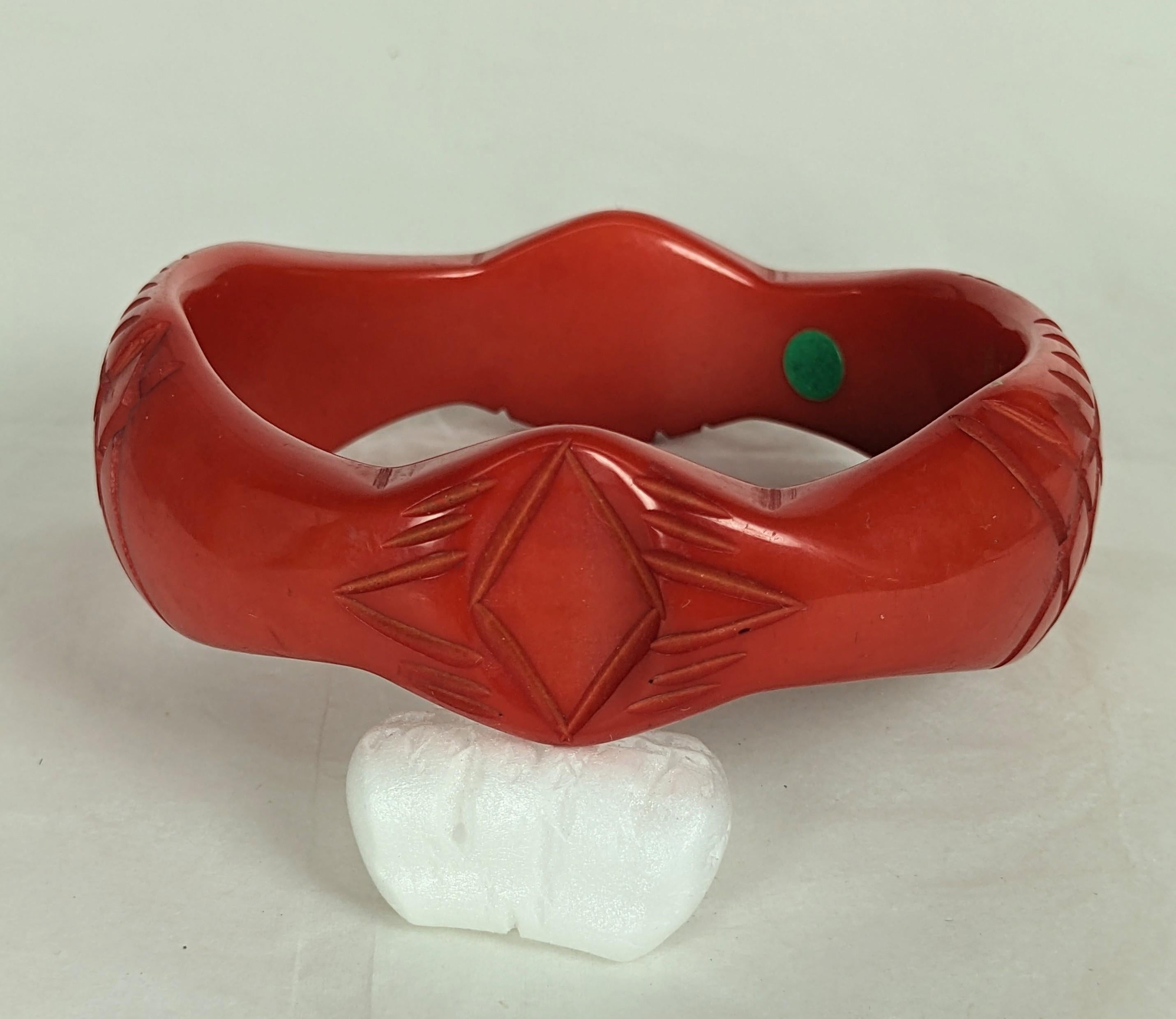 Brazalete antiguo de baquelita con forma de pez Yves Saint Laurent en Bueno estado para la venta en New York, NY