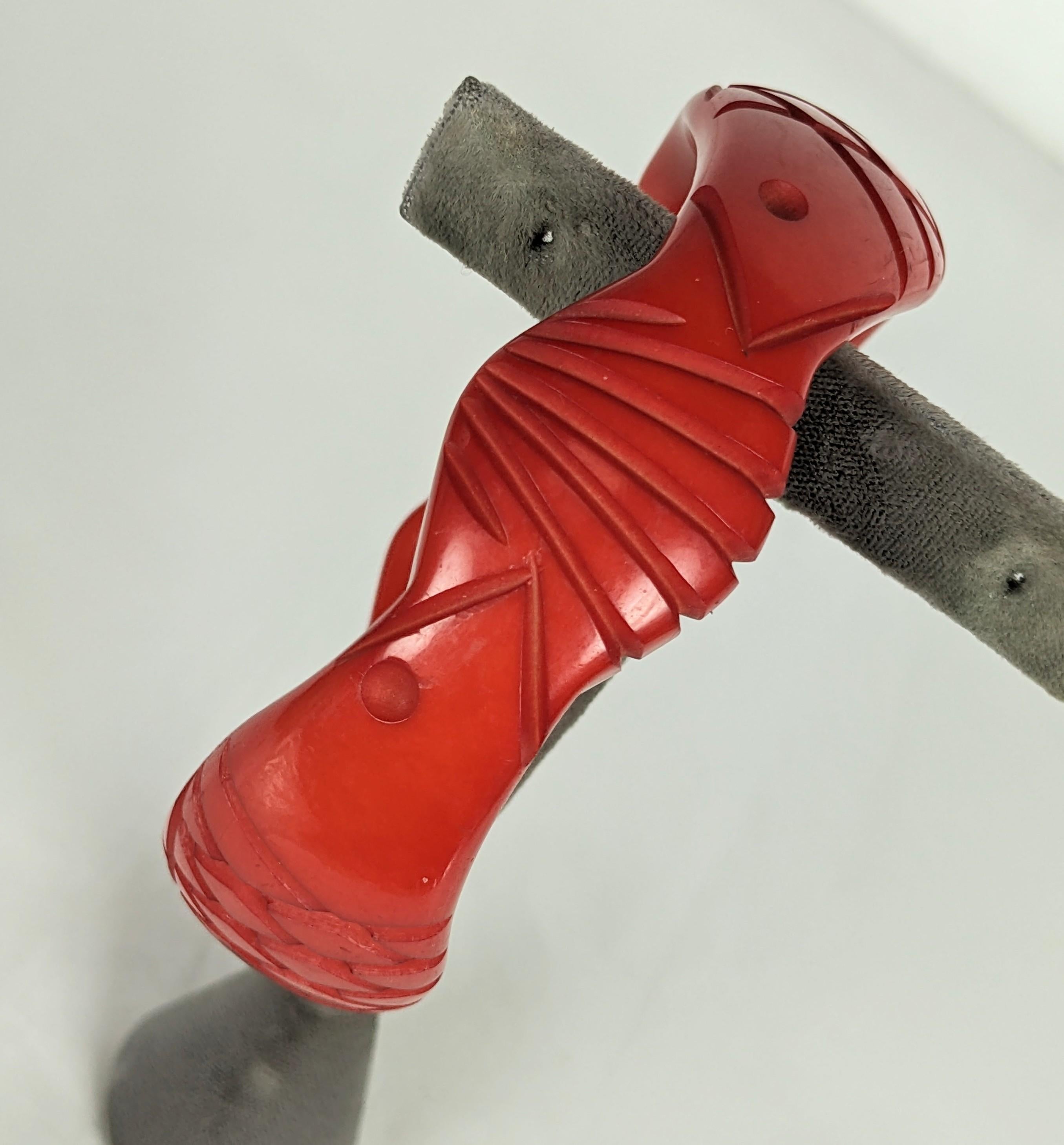 Brazalete antiguo de baquelita con forma de pez Yves Saint Laurent en venta 1