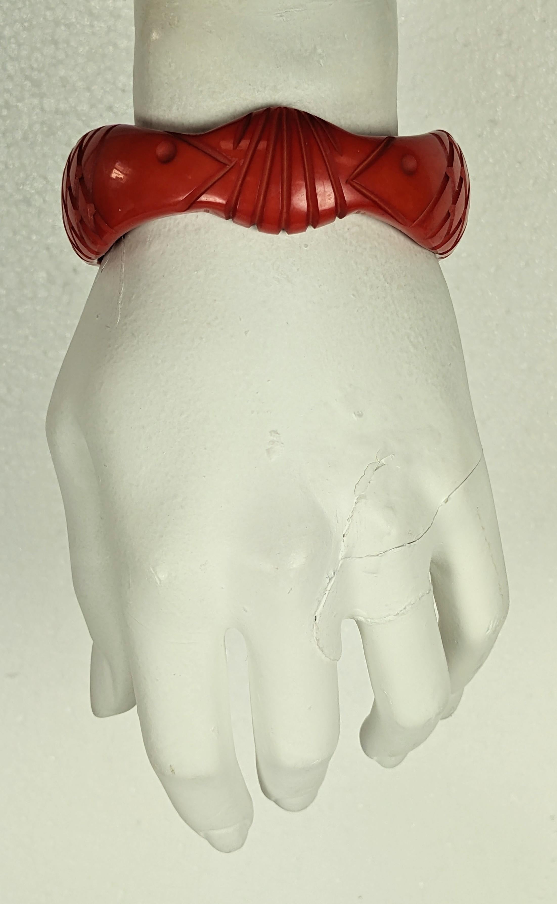 Brazalete antiguo de baquelita con forma de pez Yves Saint Laurent en venta 2