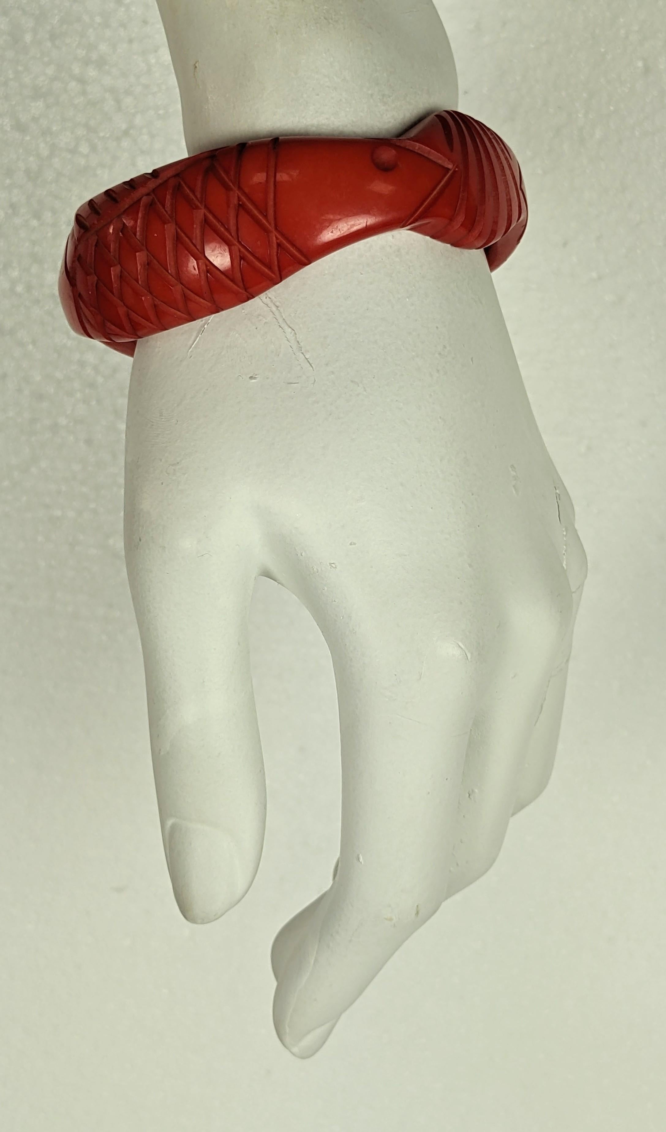 Brazalete antiguo de baquelita con forma de pez Yves Saint Laurent en venta 3