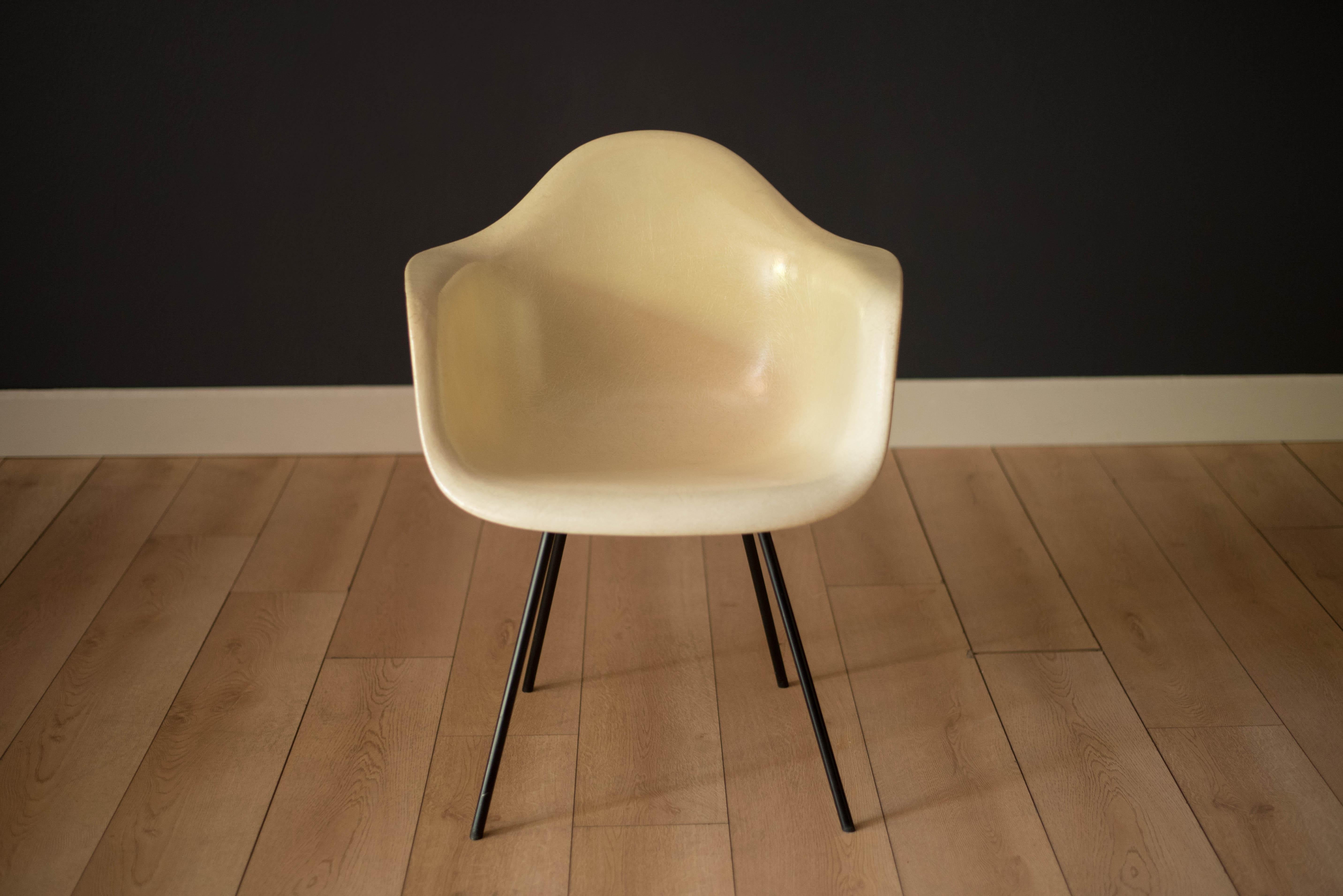 Ikonisches Design (DAX), Esstischsessel mit X-Fuß von Ray und Charles Eames, um die frühen 1950er Jahre. Dieser pergamentfarbene Sessel der zweiten Generation hat eine Hochglanzoberfläche, die von dem originalen schwarzen X-Stahlgestell mit großen