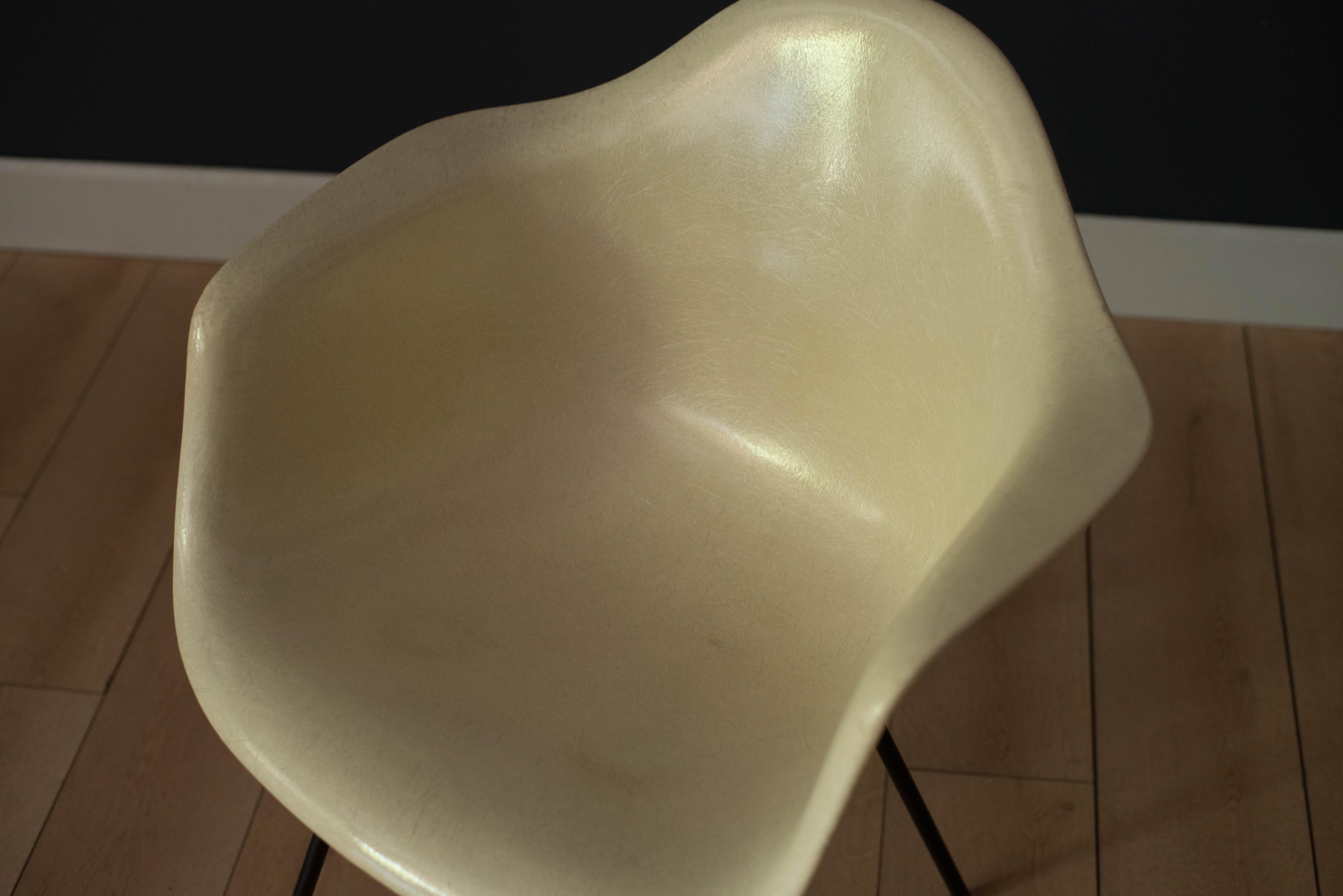 Early Zenith Parchment DAX Fiberglass Shell Armchair for Herman Miller For Sale 2