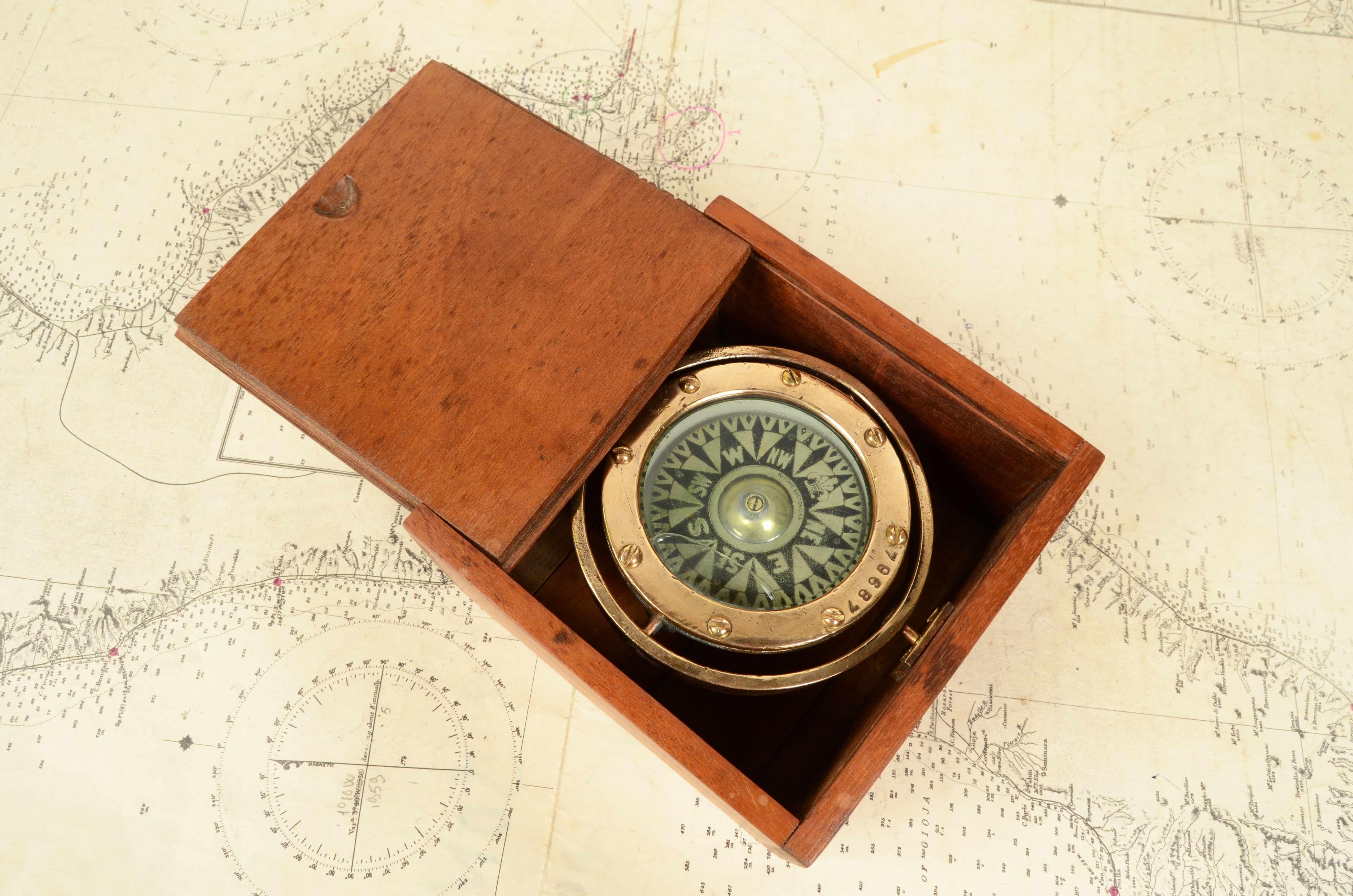Liquid compass on cardan joint signed Ritchie Boston USA n. 79687 from the early 1900s, eight-wind rose complete with protractor circle and located in a oak wooden box with slit cover, compass card with 8 winds with goniometric circle. 
Good