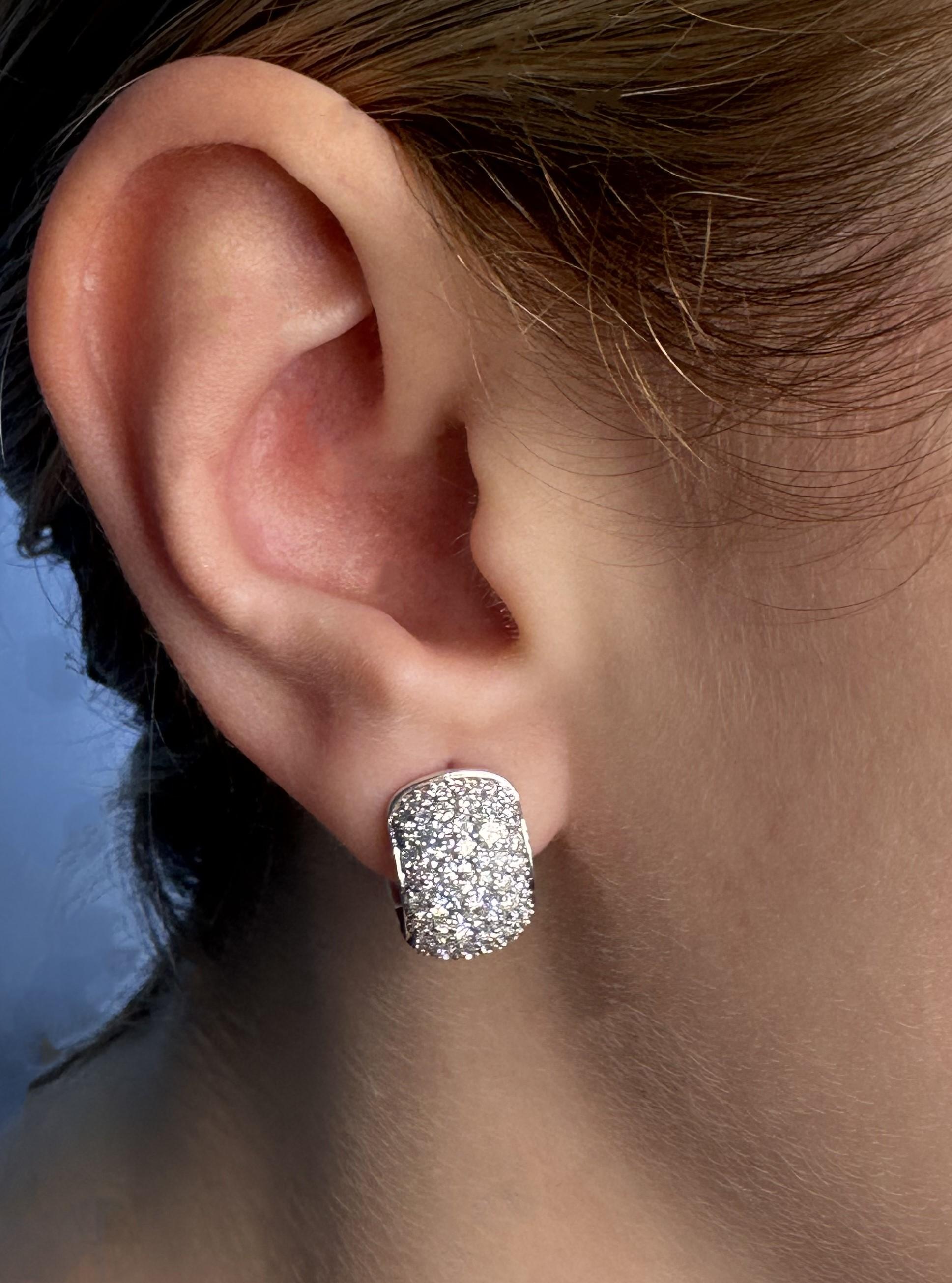Diese schillernden Creolen sind mit 128 runden Brillanten in 6 verschiedenen Größen besetzt: 31 Diamanten mit einem Durchmesser von 1,5 mm, 12 Diamanten mit einem Durchmesser von 1,1 mm, 10 Diamanten mit einem Durchmesser von 1,3 mm, 5 Diamanten mit