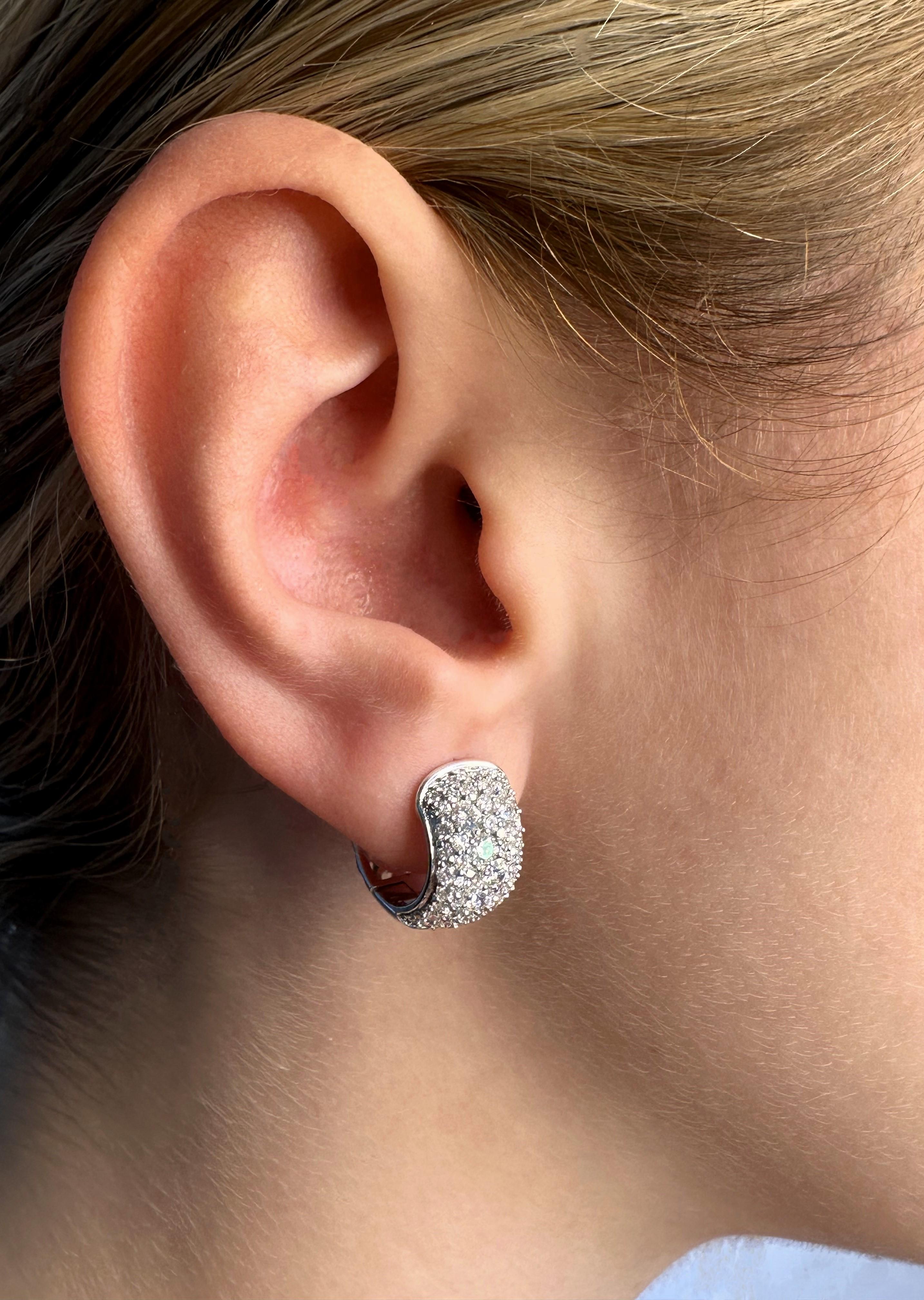 Modern Earring 18 Karat With Gold and 1.74 Carats Diamonds For Sale