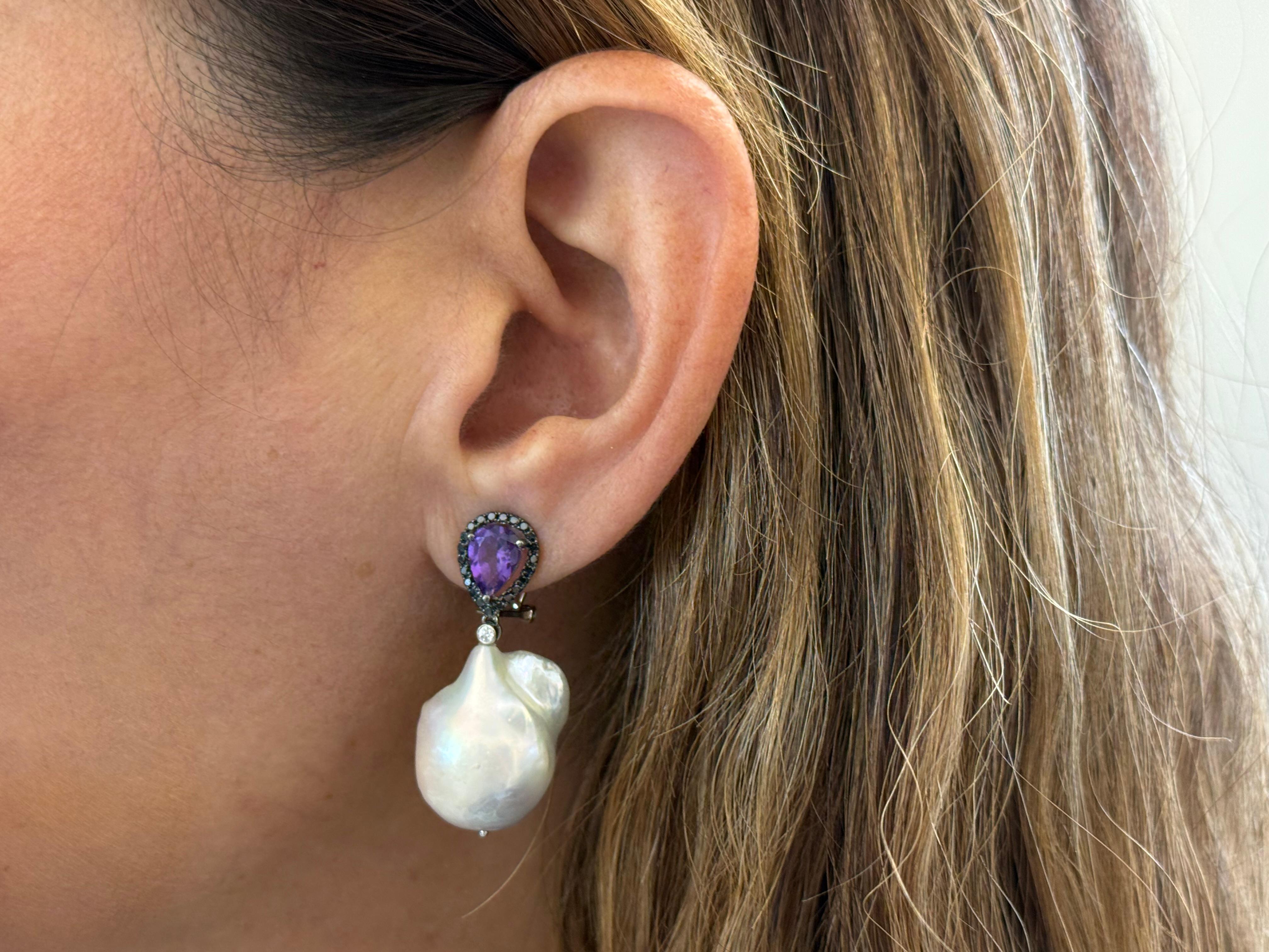 Ces boucles d'oreilles pendantes en or blanc 18kt sont une combinaison étonnante d'élégance et de contraste. Ils sont ornés de 44 diamants noirs naturels (0,38 ct) entourant une améthyste perlée lustrée. Deux perles des mers du Sud créant un design