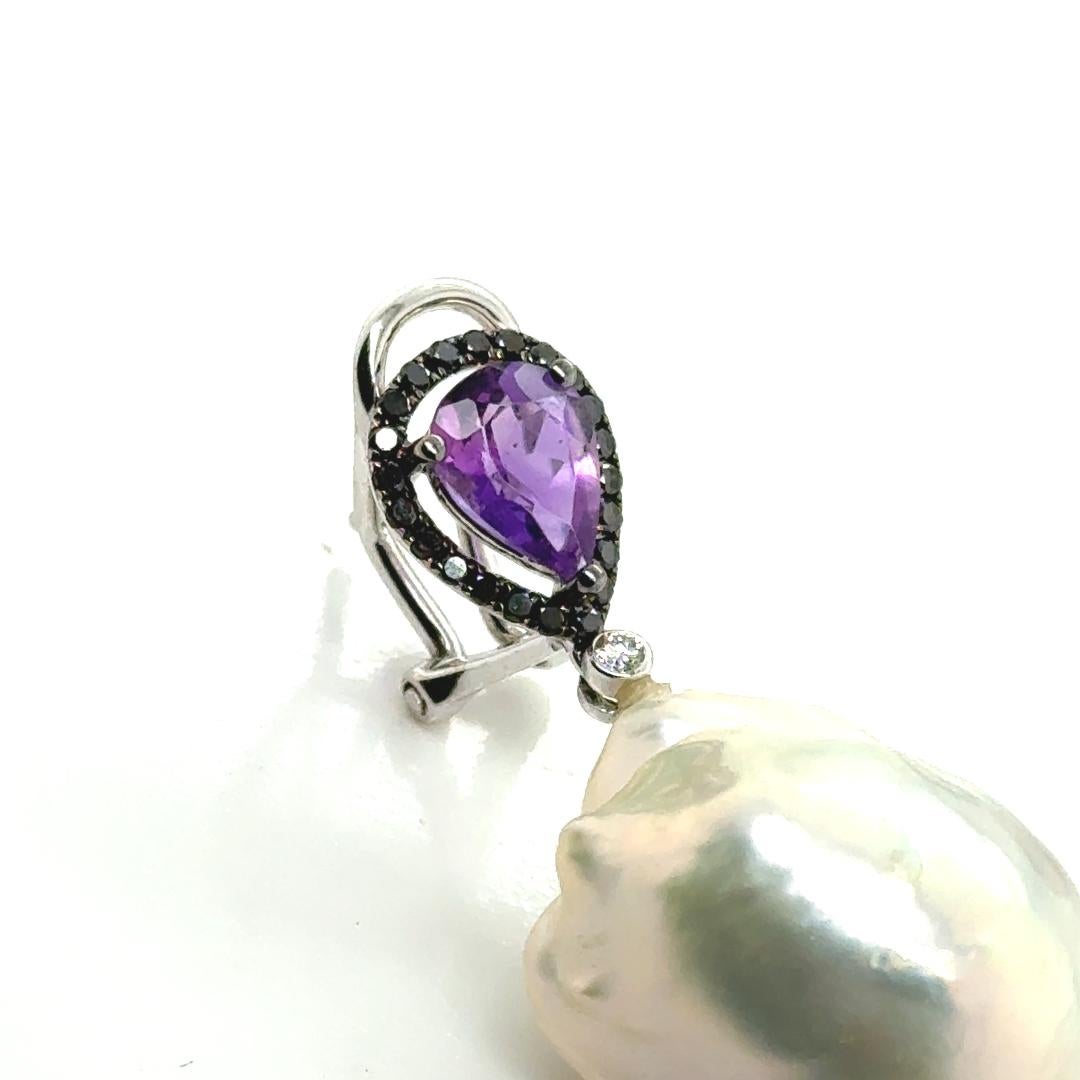 Boucle d'oreille en or 18kt avec diamants noirs et blancs  Améthyste et perles des mers du Sud Pour femmes en vente