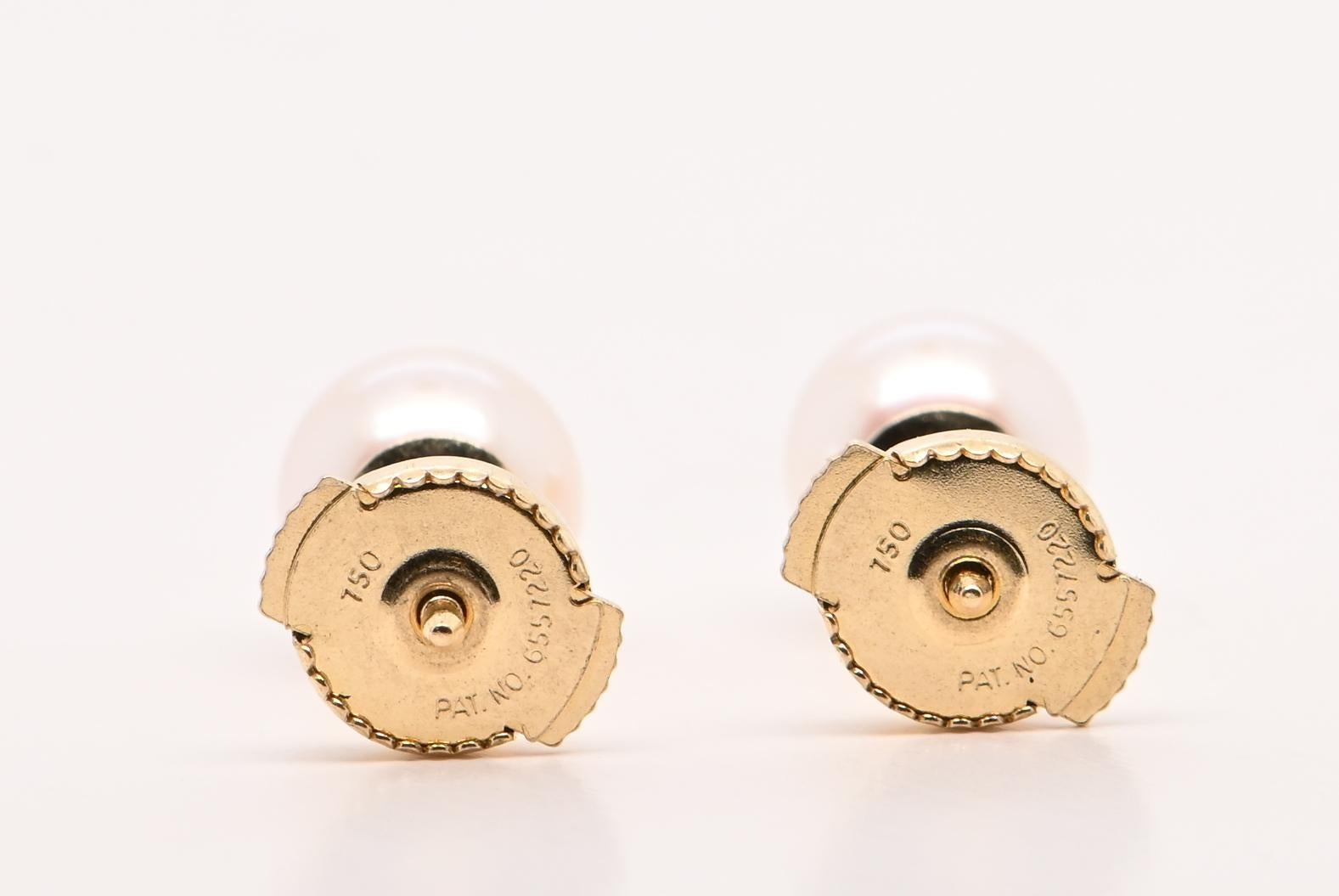 Earring Akoya Pearls Yellow Gold 18 Carats 

Discover this stunning pair of 18K yellow gold earrings, adorned with two exceptional Akoya pearls measuring between 6 and 6.5 mm. These timeless jewels combine classic elegance with modern