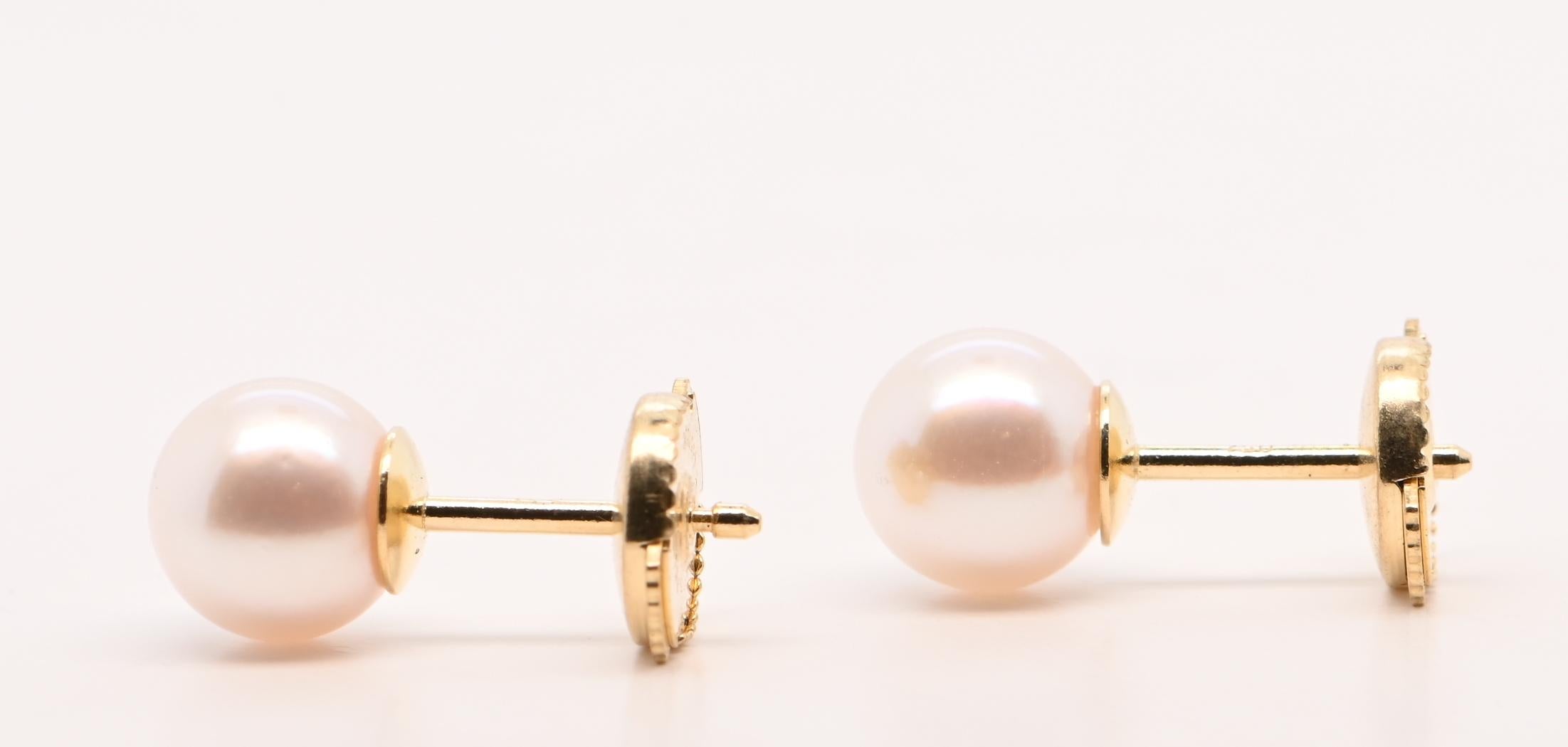 Contemporary Earring Akoya Pearl Yellow Gold 18 Carats For Sale