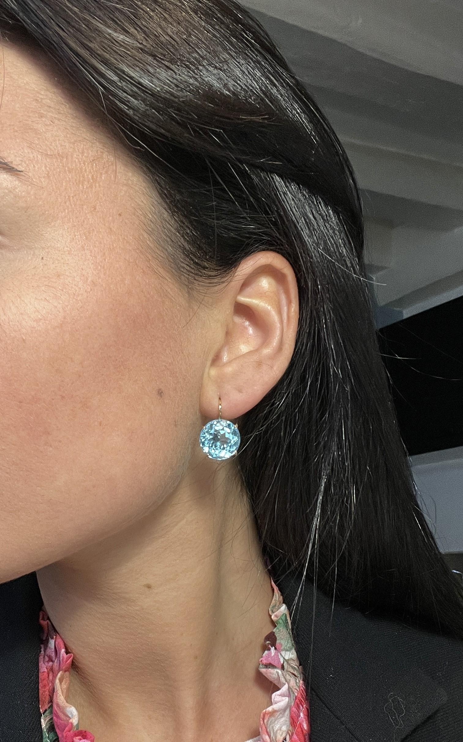 Earring Blue Topaz 18 Carat Yellow Gold

This earring yellow gold 18 carat features a brilliant-cut Blue Topaz stone, 1.4 cm in diameter. Its color is deep and brilliant. The stone is secured to the setting by four claws enveloping each end of the