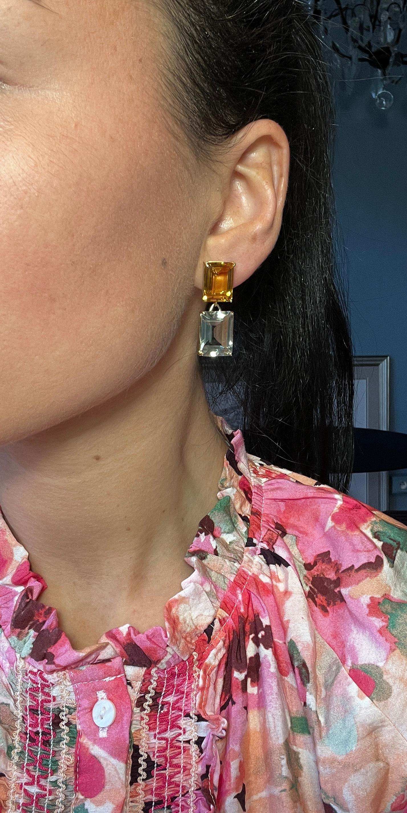 Boucle D'oreille Citrine Quartz Or Jaune 18 carats 

This pair of earrings consists of two parts linked by an articulated mount, offering freedom of movement and a pretty pandant. The first part, at lobe level, is adorned with an emerald-cut