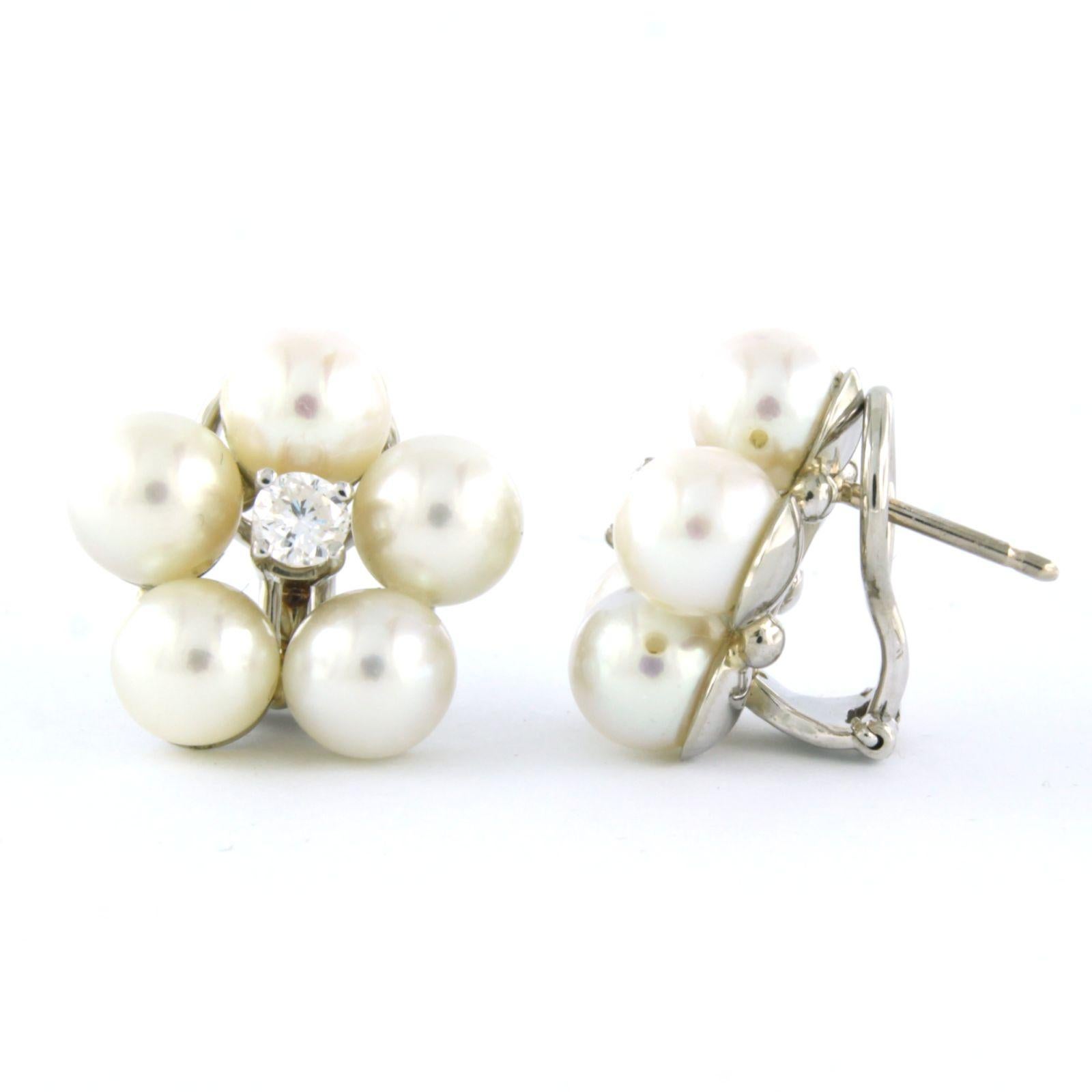 14k white gold clip-on earrings set with pearls and brilliant cut diamonds. 0.40ct - F/G - VS/SI

detailed description:

the size of the ear clip is 1.8 cm high and 1.8 cm wide

weight: 11.2 grams

occupied with

- 10 x 6.6 mm freshwater