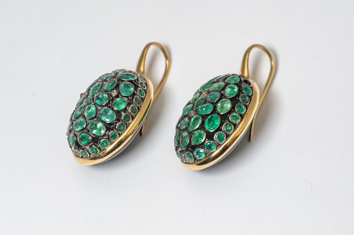 Earring of Turtle Scales .Emeralds Closed ,Mounted on Silver and Gold 18 kt .
The emeralds are carved in the old way and mounted in a closed crimp.
There are two small diamonds in the center in pink size .the tie is very easy and light.
The back of