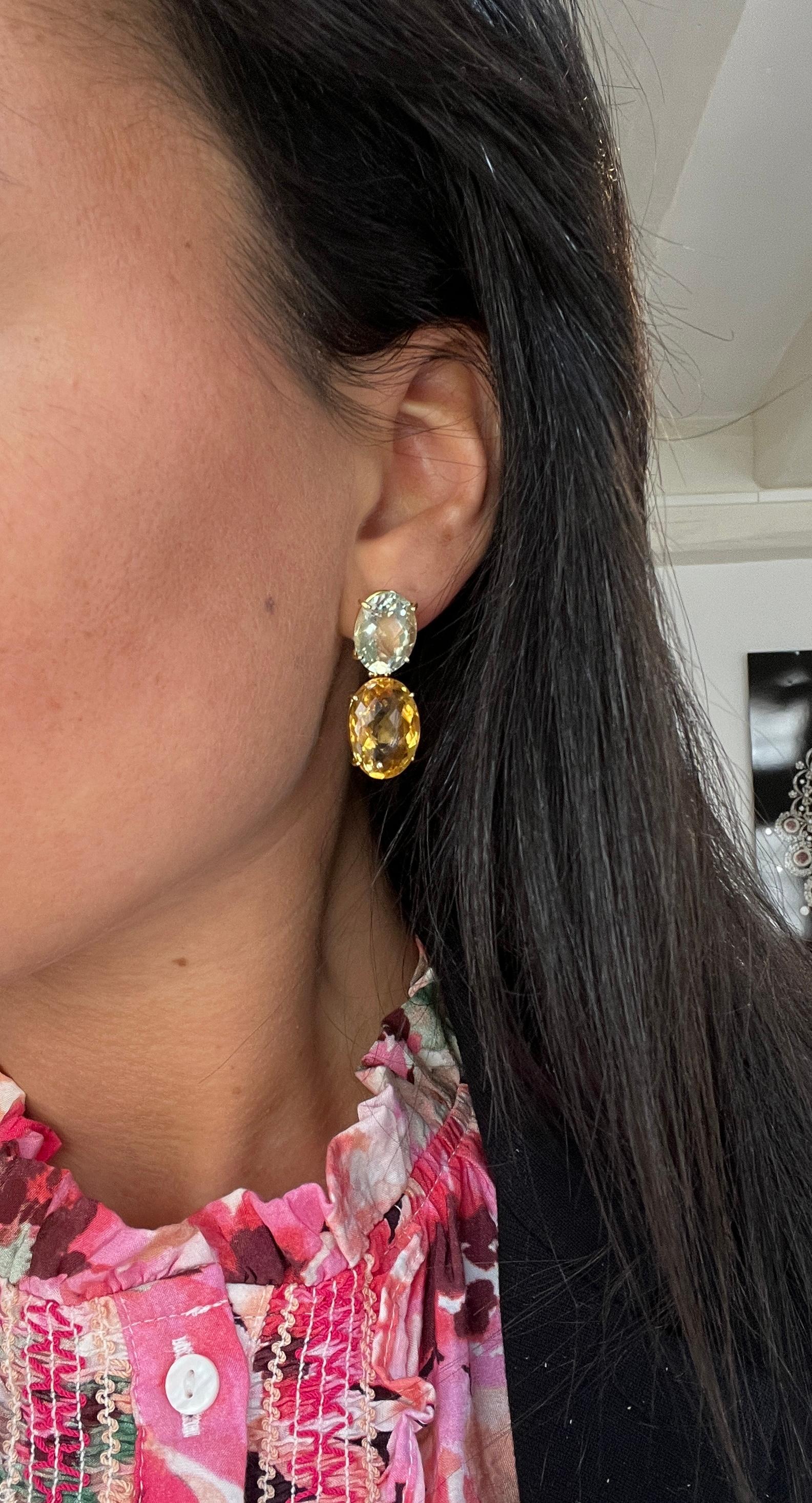 This pair of earrings is made up of two parts linked by an articulated 18-carat yellow gold setting. The articulation between the two stones offers freedom of movement to the citrine stone. The first part, at lobe level, is an oval-cut prasolite,