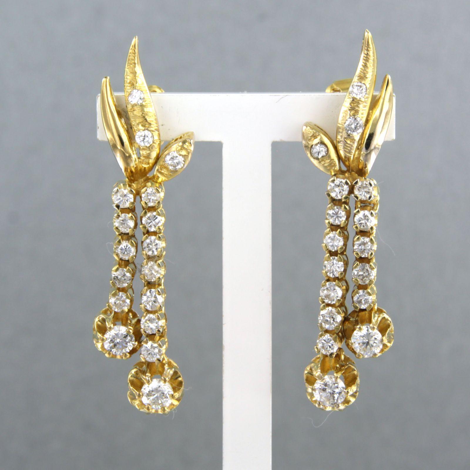 18k yellow gold earrings set with brilliant cut diamonds. 2.00ct - F/G - SI

detailed description

The size of the earring is 3.7 cm by 9.0 mm wide

weight: 10.4 grams

occupied with :

- 4 x 3.3 mm brilliant cut diamond, approximately 0.60 carats