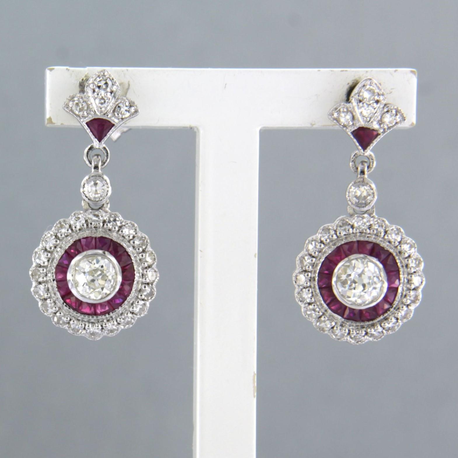 14k white gold earrings set with ruby ​​and old mine – and single cut diamond up to 0.78ct - F/G – SI, VS/SI

Detailed description:

the size of the earring is 2.2 cm long by 1.0 cm wide

Total weight 3.9 grams

set with

- 28 x 1.5 mm