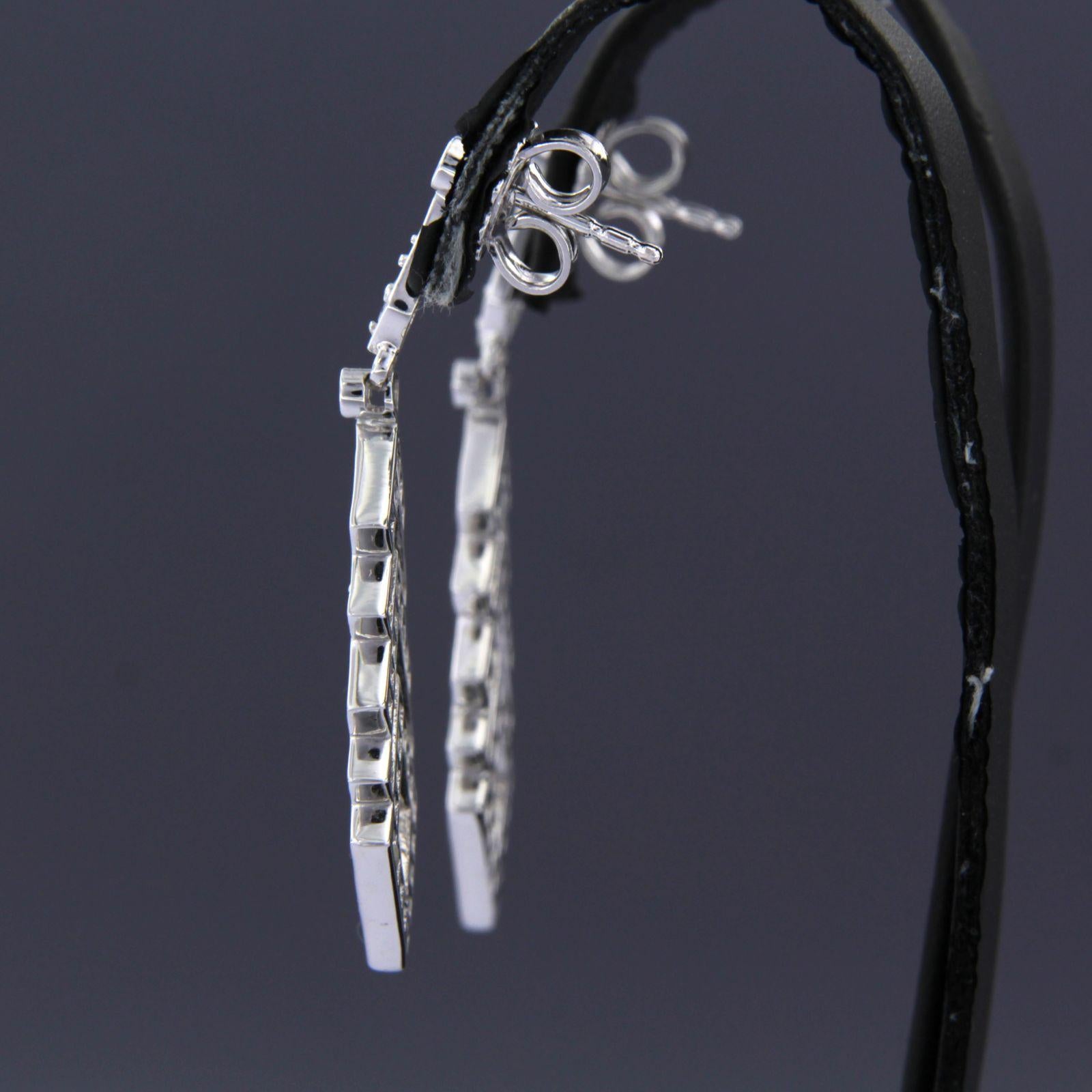Taille simple Boucle d'oreille sertie de saphir et de diamants Or blanc 14k en vente