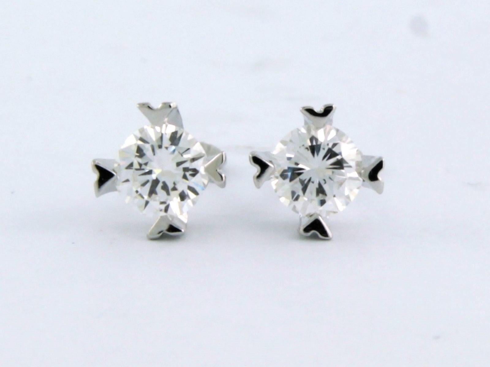 14k white gold solitaire earrings set with brilliant cut diamonds. 0.58ct - G/H - VS/SI

detailed description:

The size of the ear stud is 6.1 mm wide

weight: 1.4 grams

occupied with :

- 2 x 4.2 mm brilliant cut diamond, total approximately 0.58