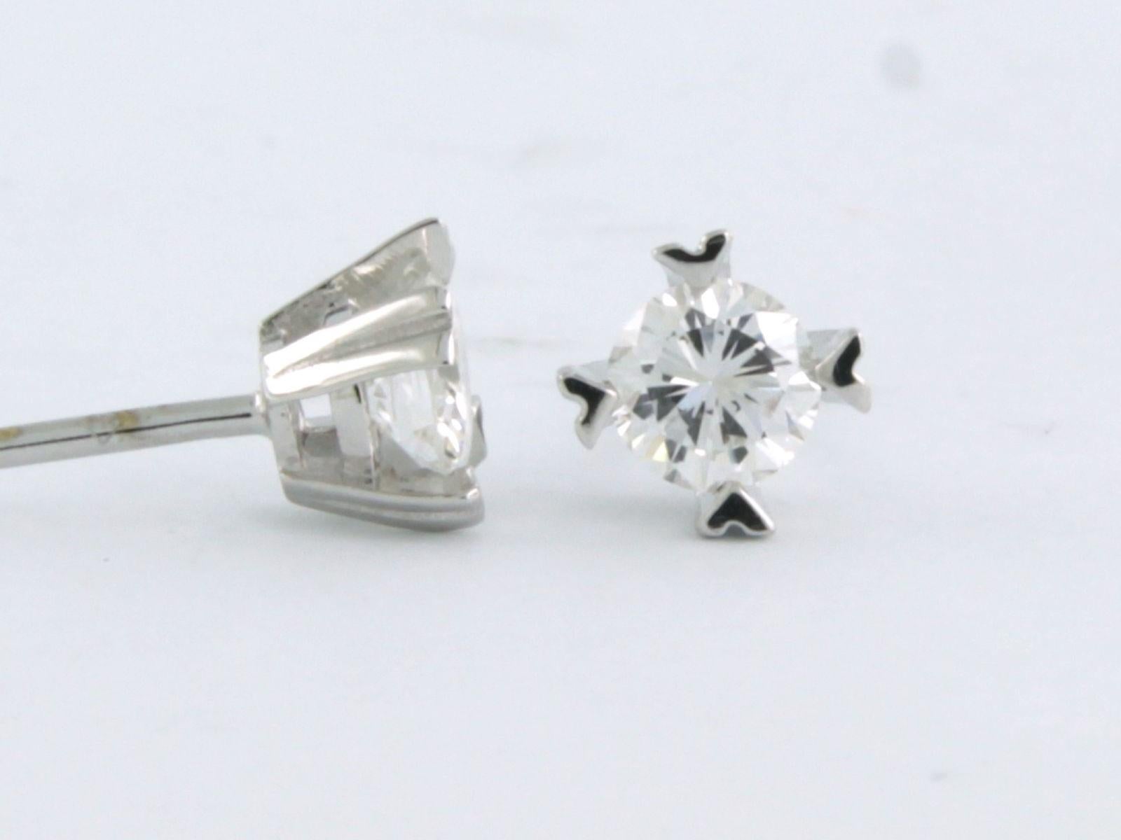 Taille brillant Clous d'oreilles sertis de diamants or blanc 14k en vente