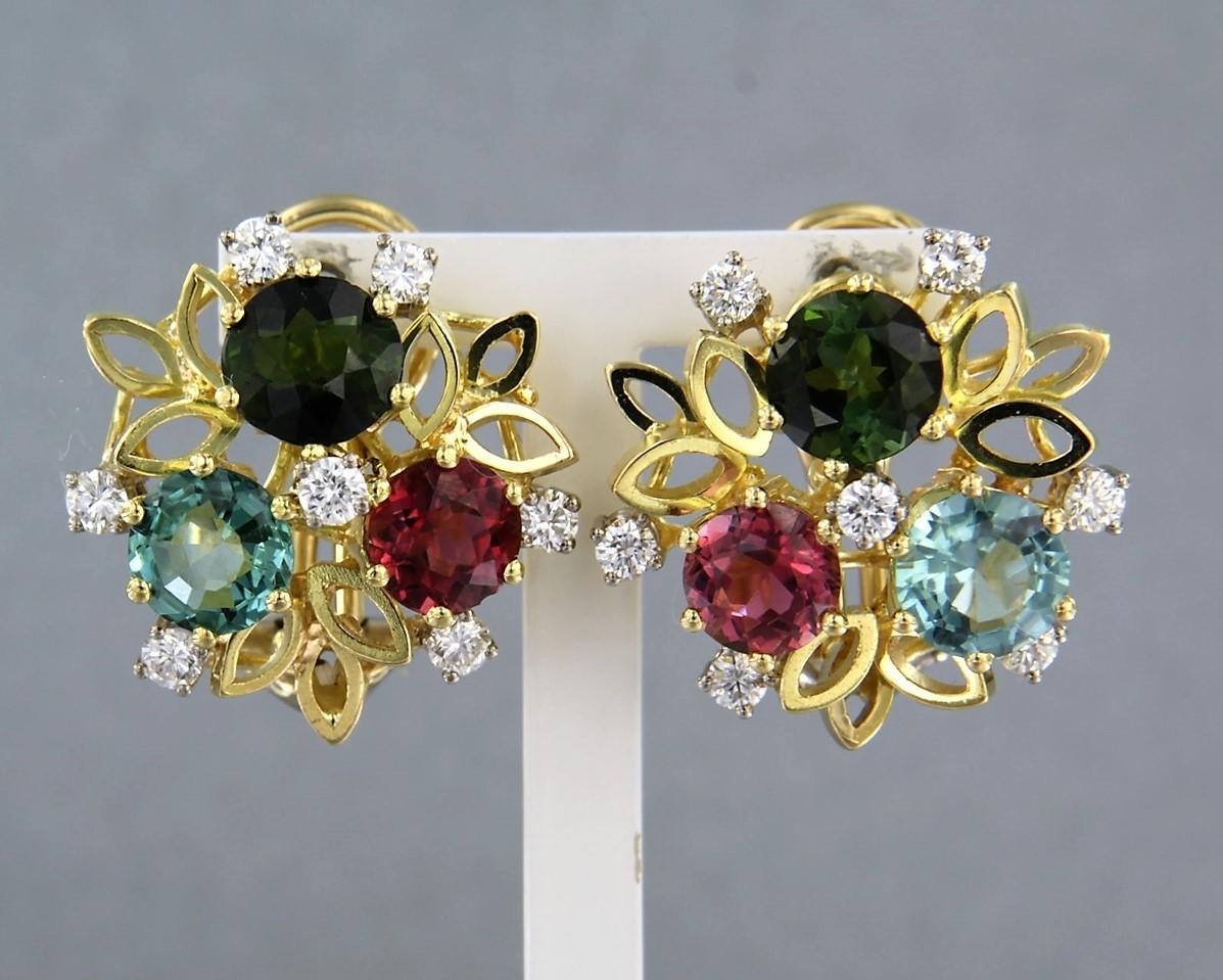 14 kt bicolor gold ear clips set with topaz, tourmaline and brilliant cut diamond to. 0.80 ct - F/G - VS/SI

Detailed description:

the front of the ear clips has a diameter of 2.1 cm wide

weight 17.9 grams

put with

- 6 x 6.5 mm round faceted
