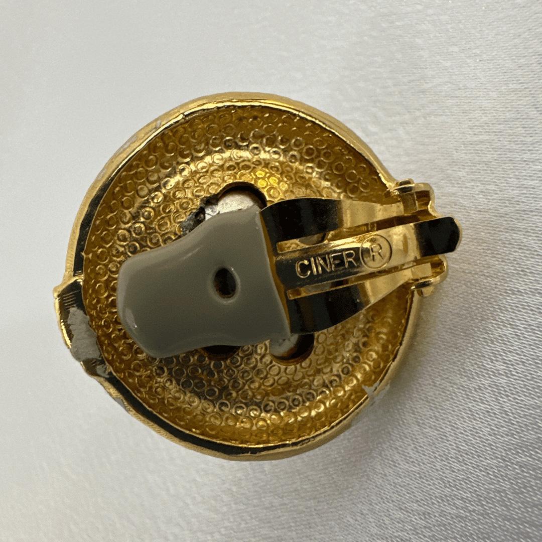 Eleganza senza tempo da Ciner
Entra nel lusso vintage con questi splendidi orecchini firmati Ciner, caratterizzati da una luminosa perla nera centrale incorniciata da un elegante smalto bianco. Conosciuta per i suoi design audaci e di grande