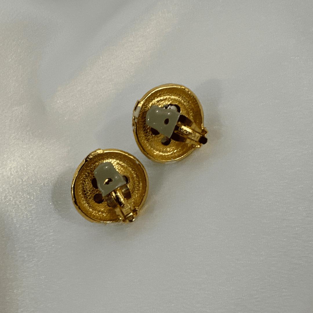 Orecchini a clip con perle nere e smalto bianco Ciner d'epoca - Gioielli firmati In condizioni ottime in vendita a Jacksonville, FL