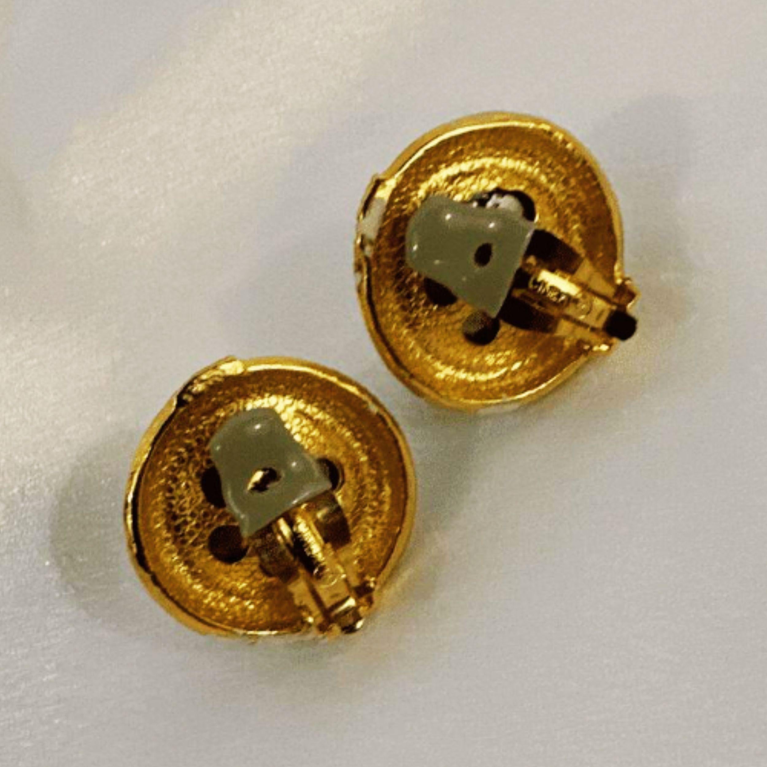 Orecchini a clip con perle nere e smalto bianco Ciner d'epoca - Gioielli firmati in vendita 1