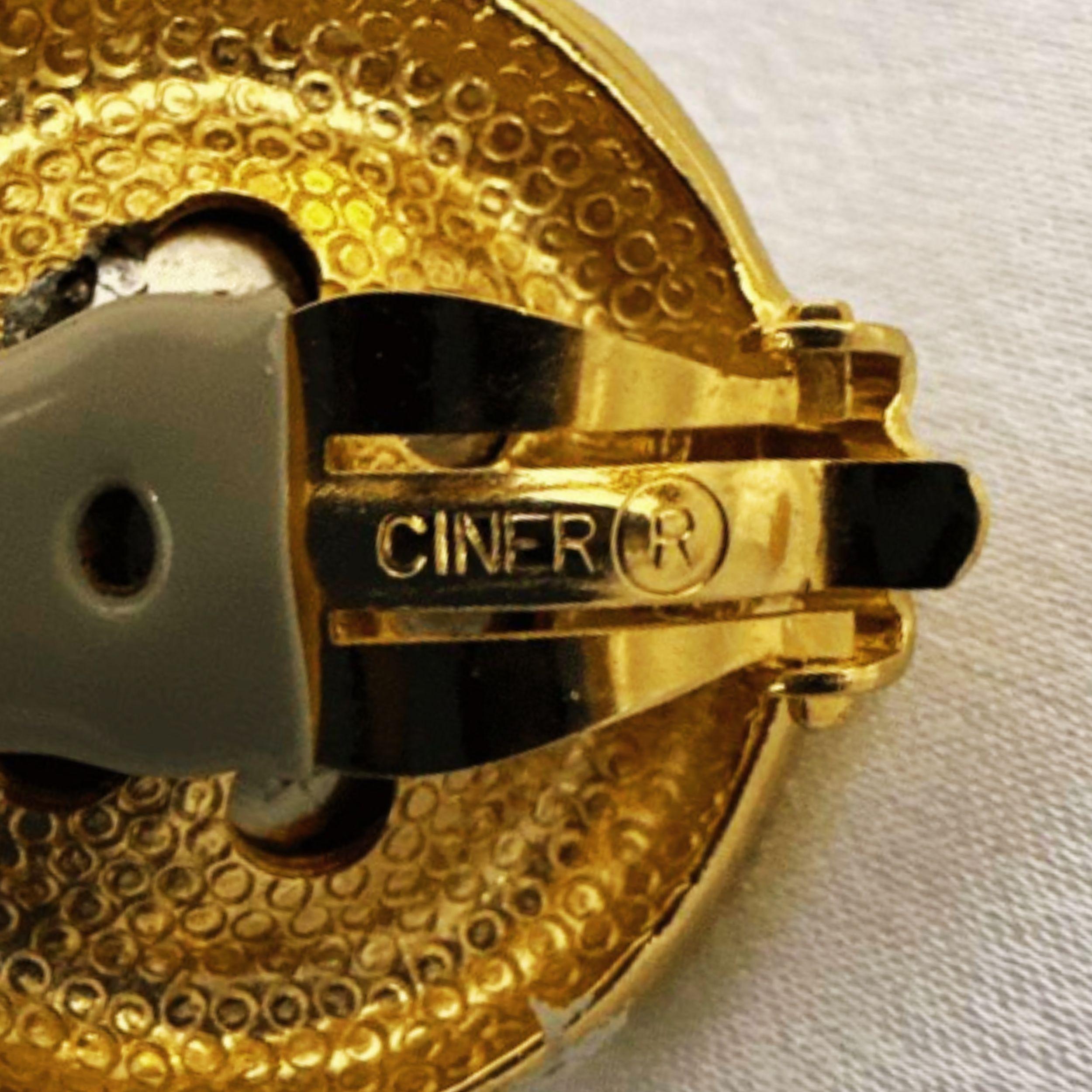 Orecchini a clip con perle nere e smalto bianco Ciner d'epoca - Gioielli firmati in vendita 2