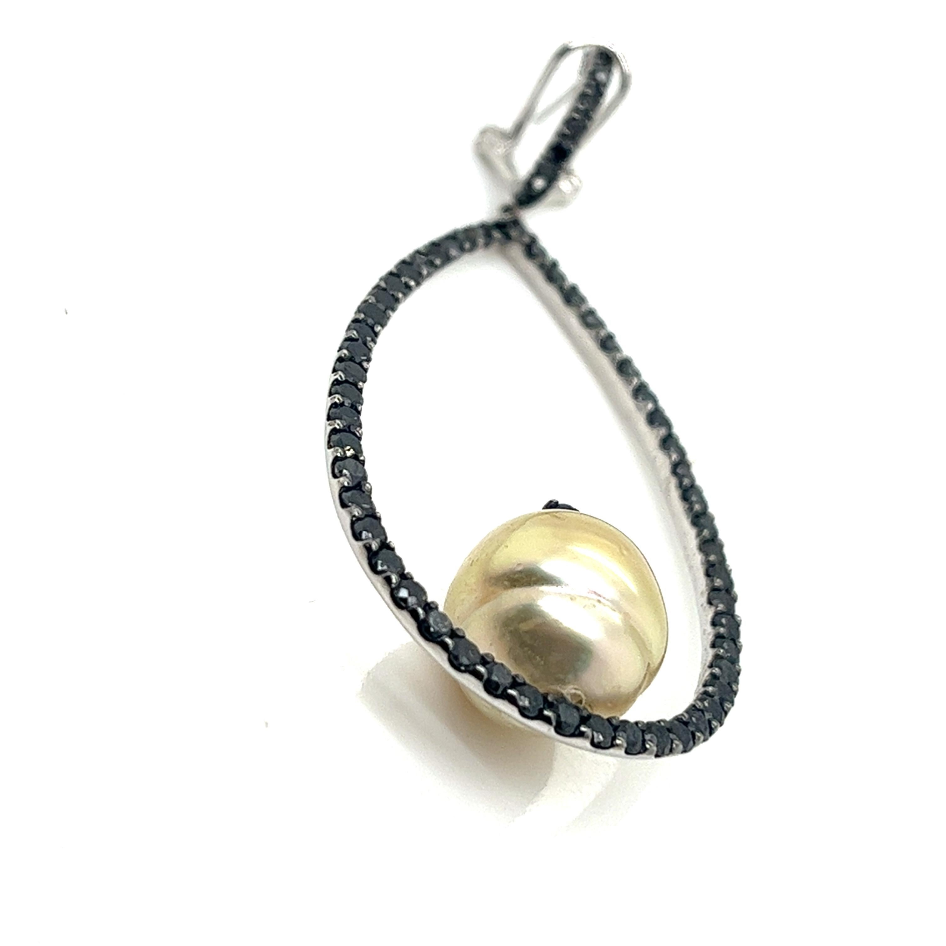 Earring White Gold with Black Diamonds and Pearl In Excellent Condition For Sale In Miami, FL