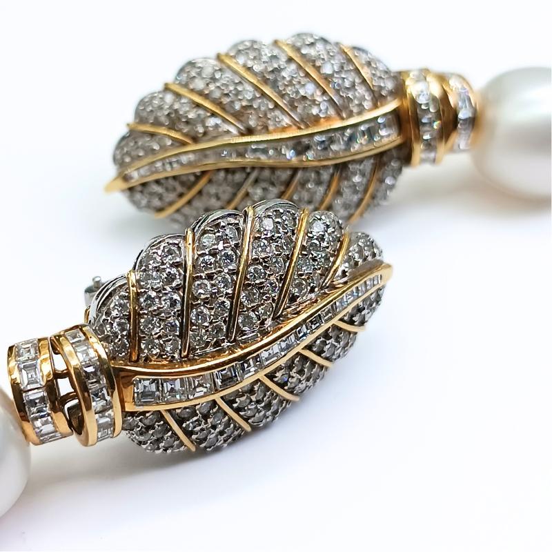 Ohrring aus Wite und Gelbgold in Blattform mit Diamanten und australischen Perlen im Zustand „Neu“ im Angebot in BILBAO, ES