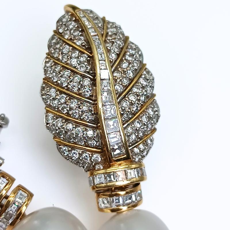 Boucles d'oreilles en forme de feuille en or jaune et Wite, diamants et perles d'Australie en vente 1