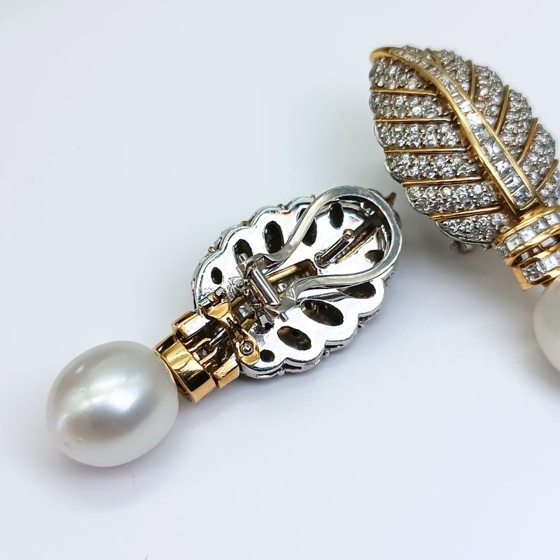 Earring Wite and Yellow Gold Leaf- Shaped, Diamonds and Australian Pearls For Sale 2