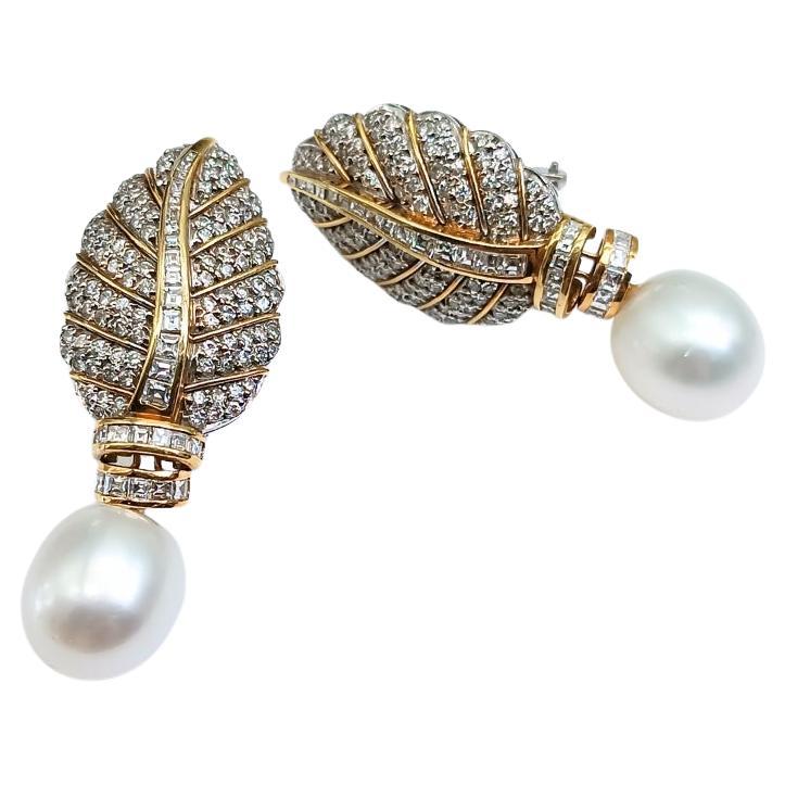 Boucles d'oreilles en forme de feuille en or jaune et Wite, diamants et perles d'Australie en vente
