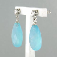 Pendiente con calcedonia azul mar y un diamante de talla brillante de hasta 0,18 ct, en oro de 18 k