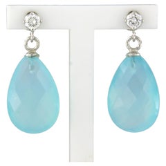 Pendiente con calcedonia azul mar y un diamante de talla brillante de hasta 0,18 ct, en oro de 18 k