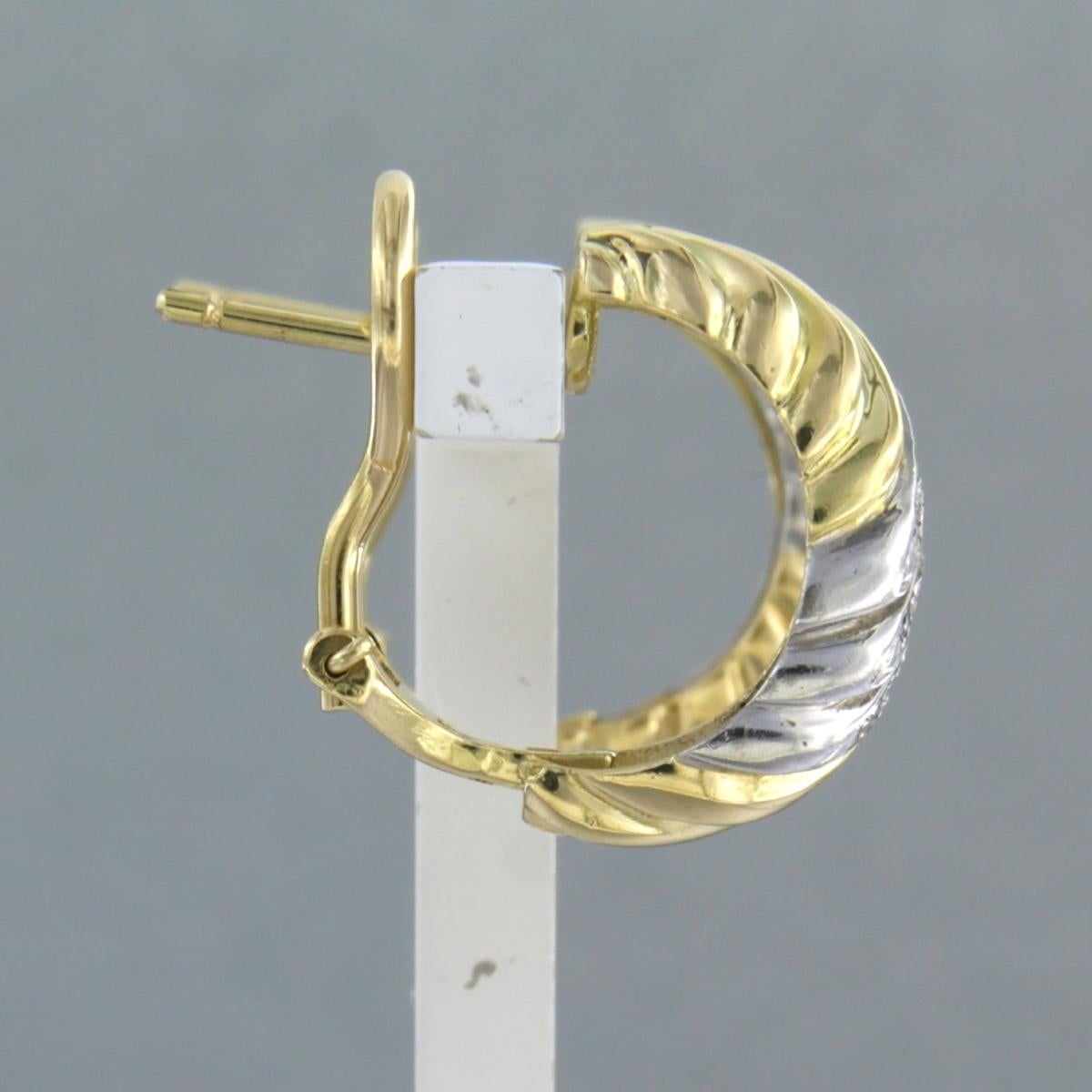 18k bicolour gold ear clips set with brilliant cut diamonds up to 0.18ct - F/G - VS/SI

Detailed description:

the size of the ear clip is 1.6 cm long by 7.0 mm wide

weight 8.5 grams

set with

- 18 x 1.0 mm brilliant cut diamond, approximately