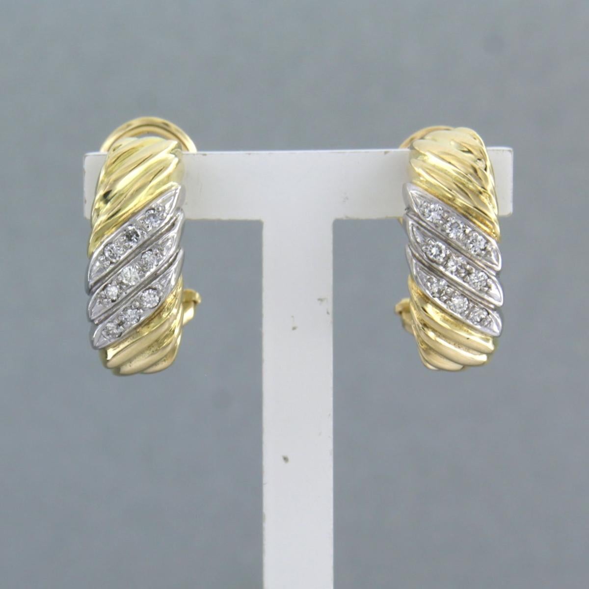 Orecchino con diamanti taglio brillante fino a 0,18 carati 8,5 grammi di oro bicolore 18 carati in vendita 1